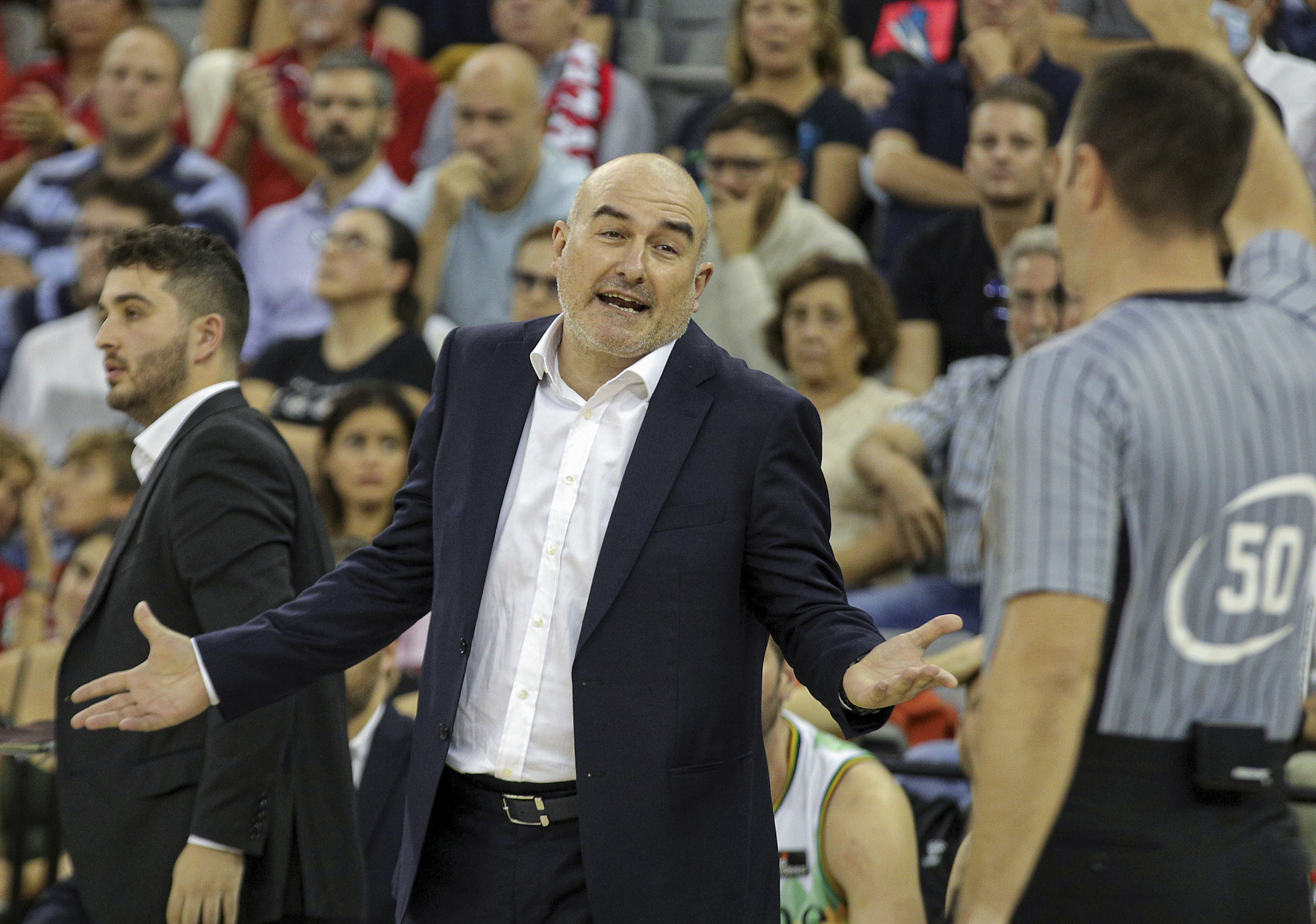 El entrenador del Bilbao Basket, Jaume Ponsarnau, protestando una decisión arbitral.