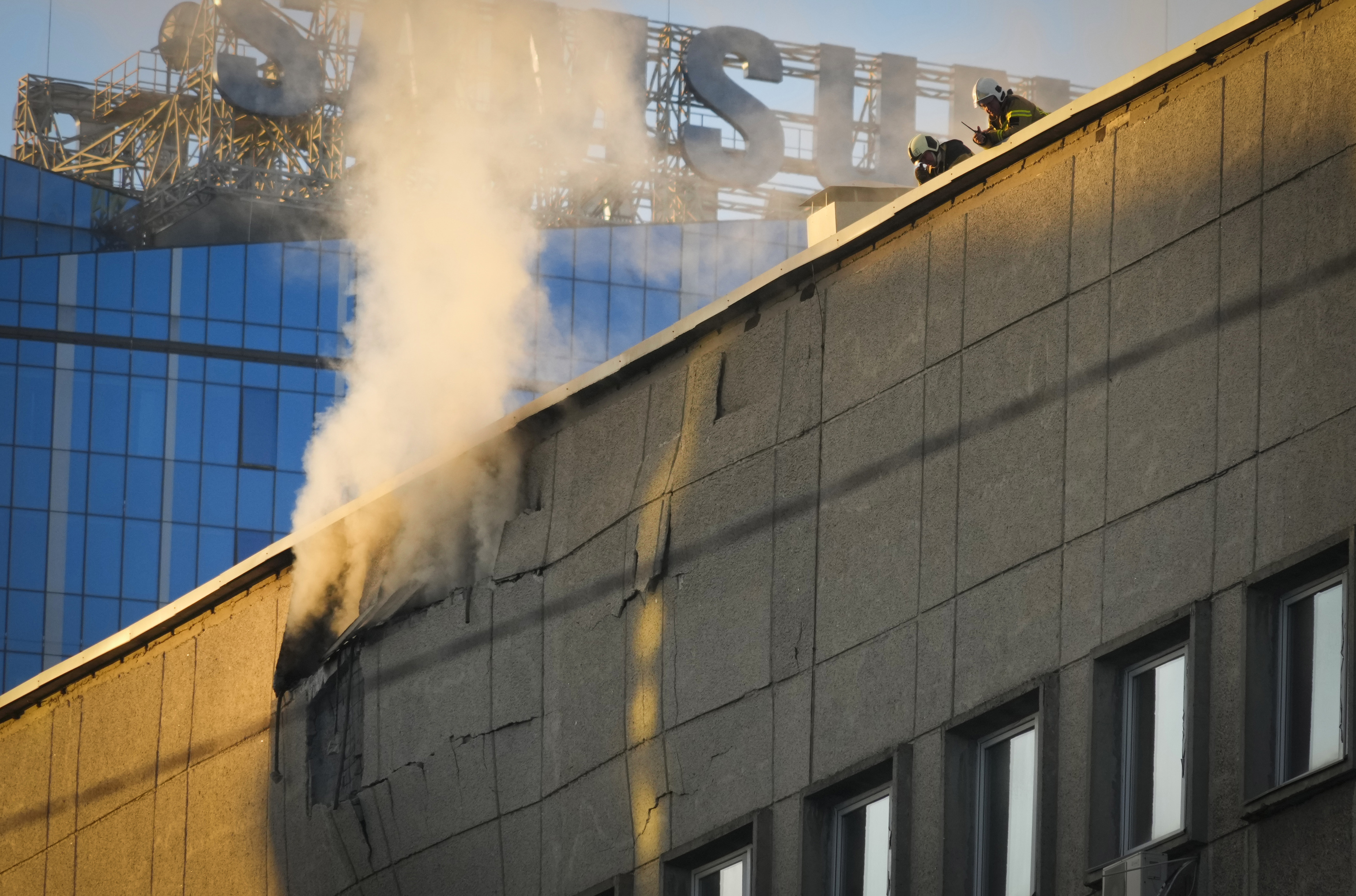 Los bomberos trabajan en el lugar de los bombardeos rusos en Kiev.