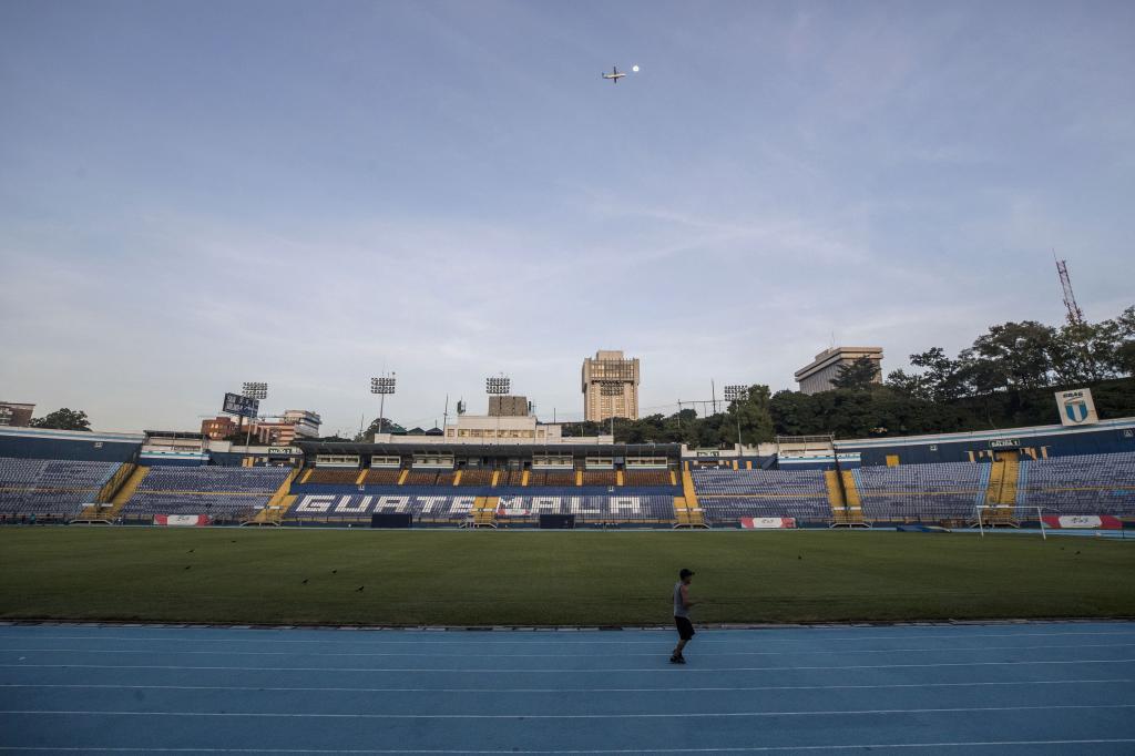 Un atleta se entrena en el estadio de  Ciudad de Guatemala.