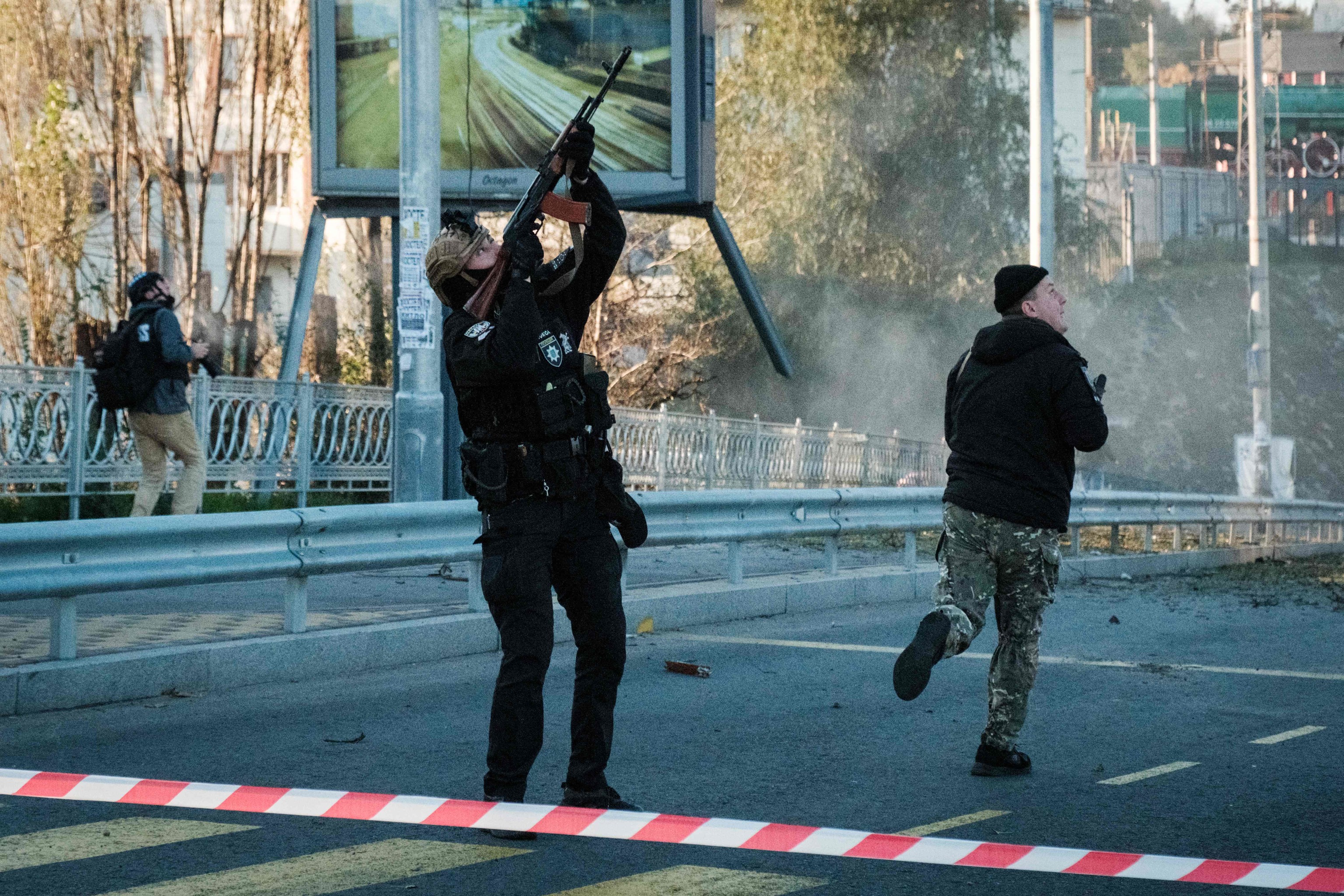 Un agente de policía dispara contra un dron que sobrevuela Kiev.