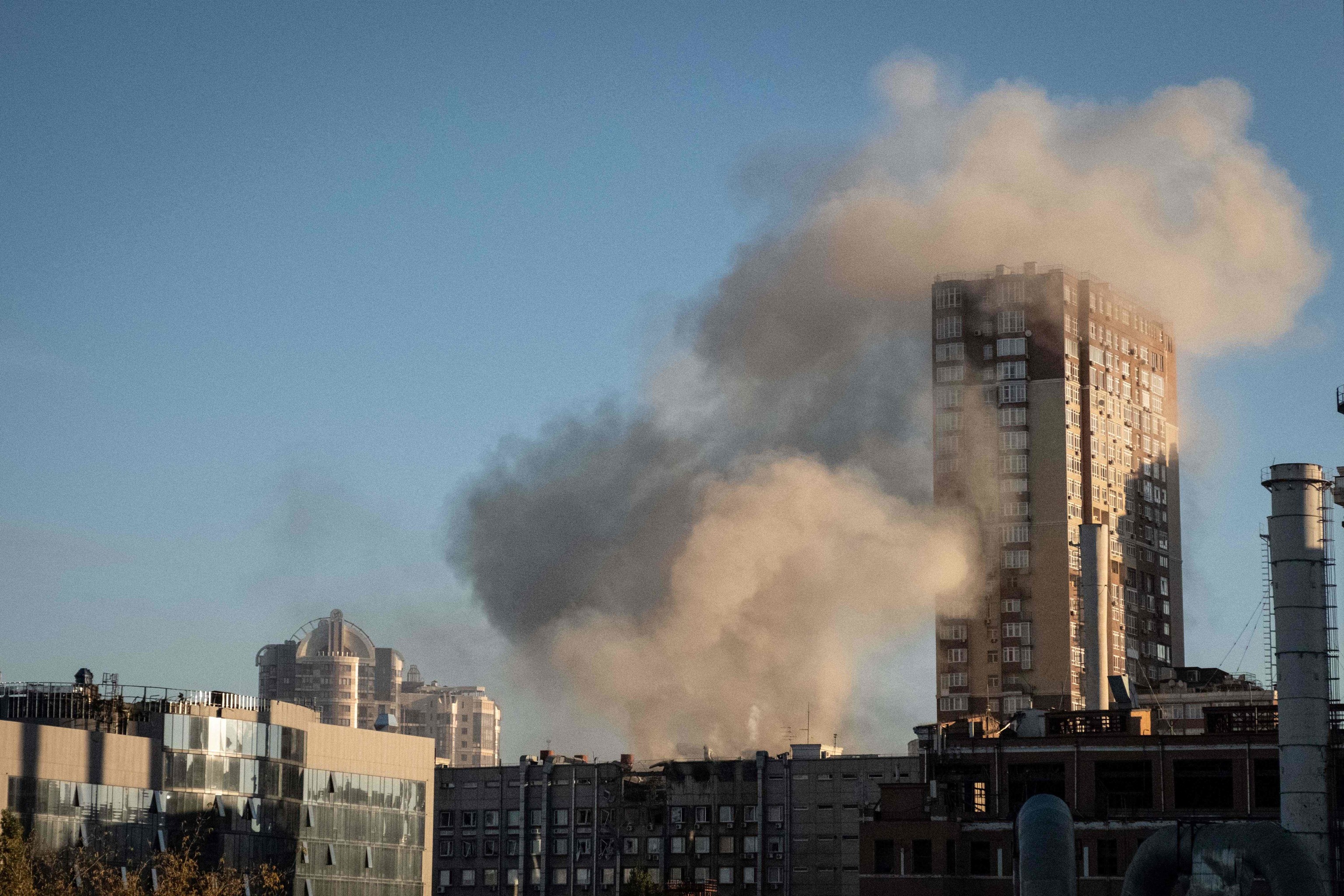 El humo se eleva desde un edificio después de un ataque con drones en Kiev.