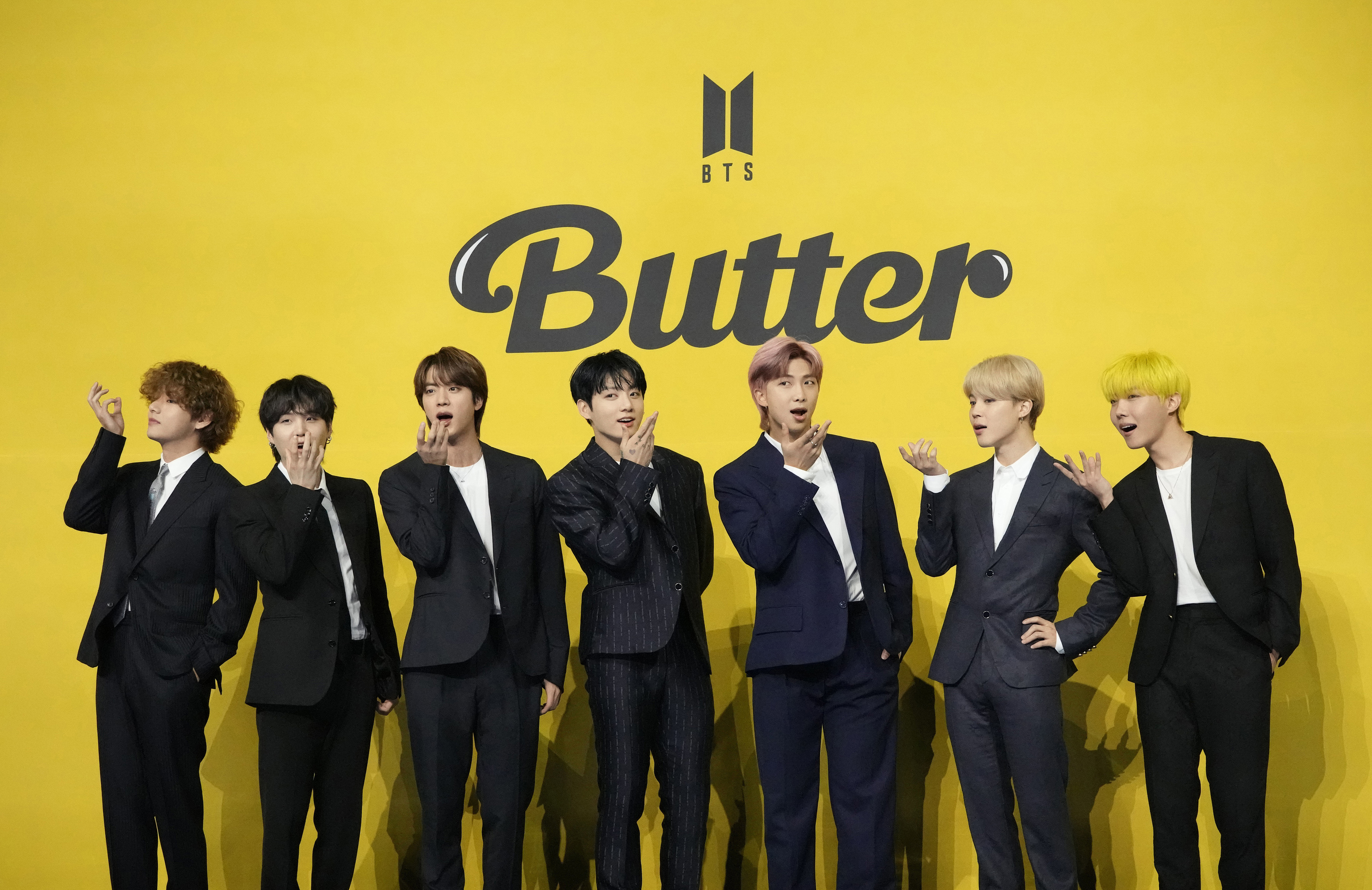 Los miembros de la banda surcoreana de K-pop BTS, V, SUGA, JIN, Jung Kook, RM, Jimin y j-hope, de izquierda a derecha, posan para los fotgrafos antes de una conferencia de prensa para presentar su nuevo single "Butter" en Sel, Corea del Sur, el 21 de mayo de 2021. Los miembros de la banda de K-pop BTS cumplirn con sus deberes militares obligatorios bajo la ley surcoreana, dijo su compaa de gestin el lunes 17 de octubre de 2022, poniendo fin a un debate sobre la exencin de ellos debido a sus logros artsticos.