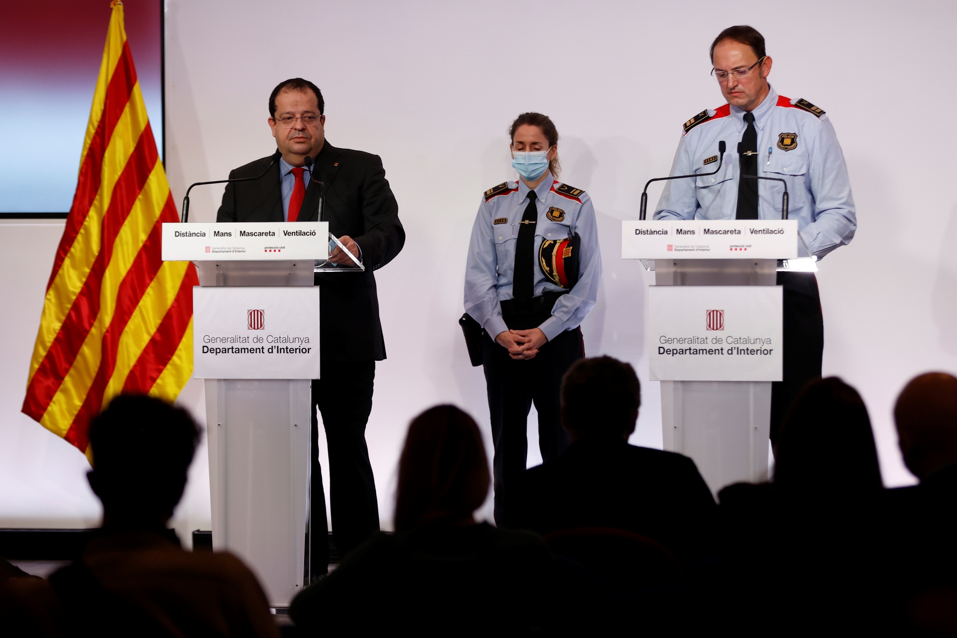 El conseller de Interior, Joan Ignasi Elena (izda.), junto al mayor de los Mossos, Josep Maria Estela, en diciembre de 2021.