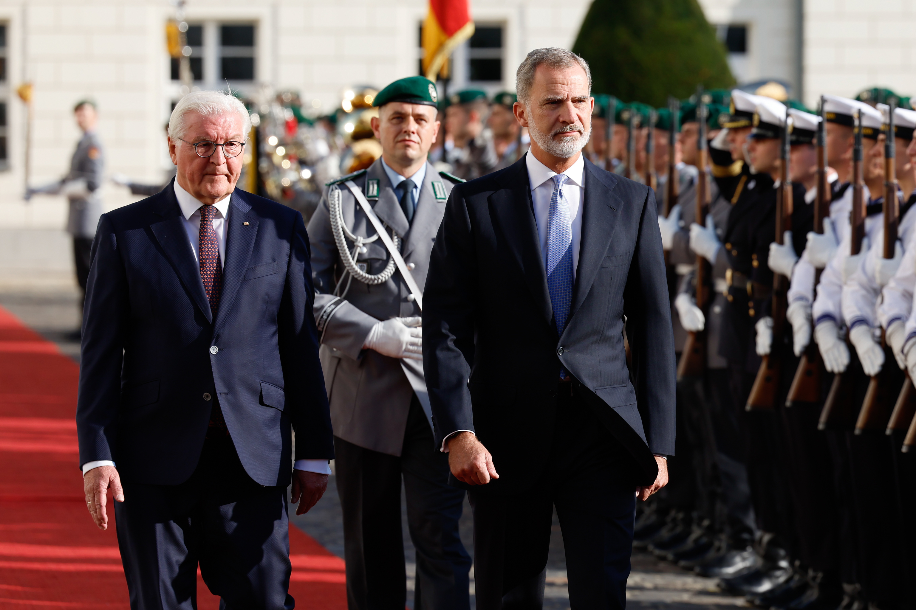 Felipe VI pasa revista con el presidente alemn, Frank-Walter Steinmeier, este lunes en Berln.