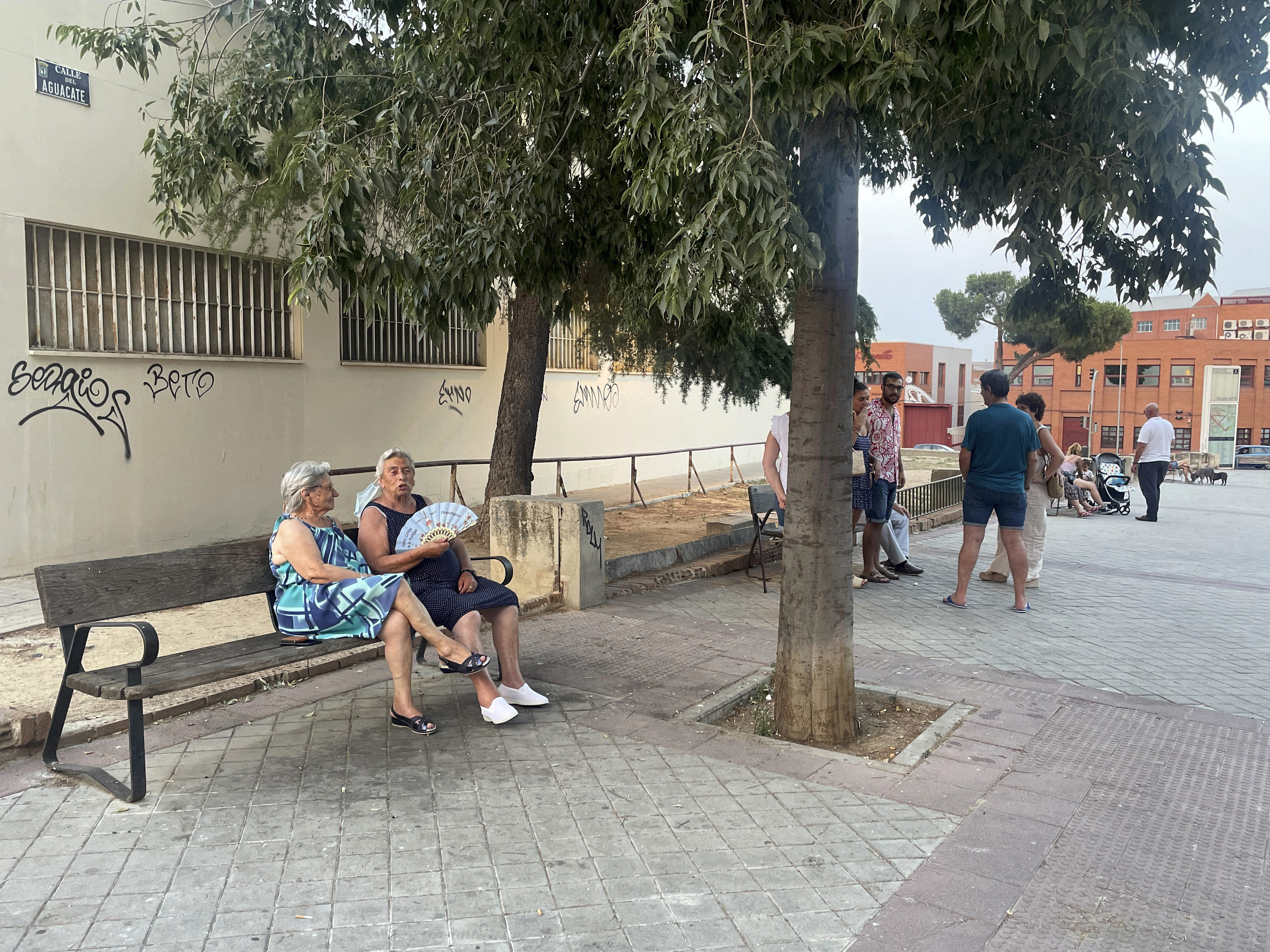 Dos mujeres sentadas en un banco durante el pasado mes de agosto en el barrio de Carabanchel.