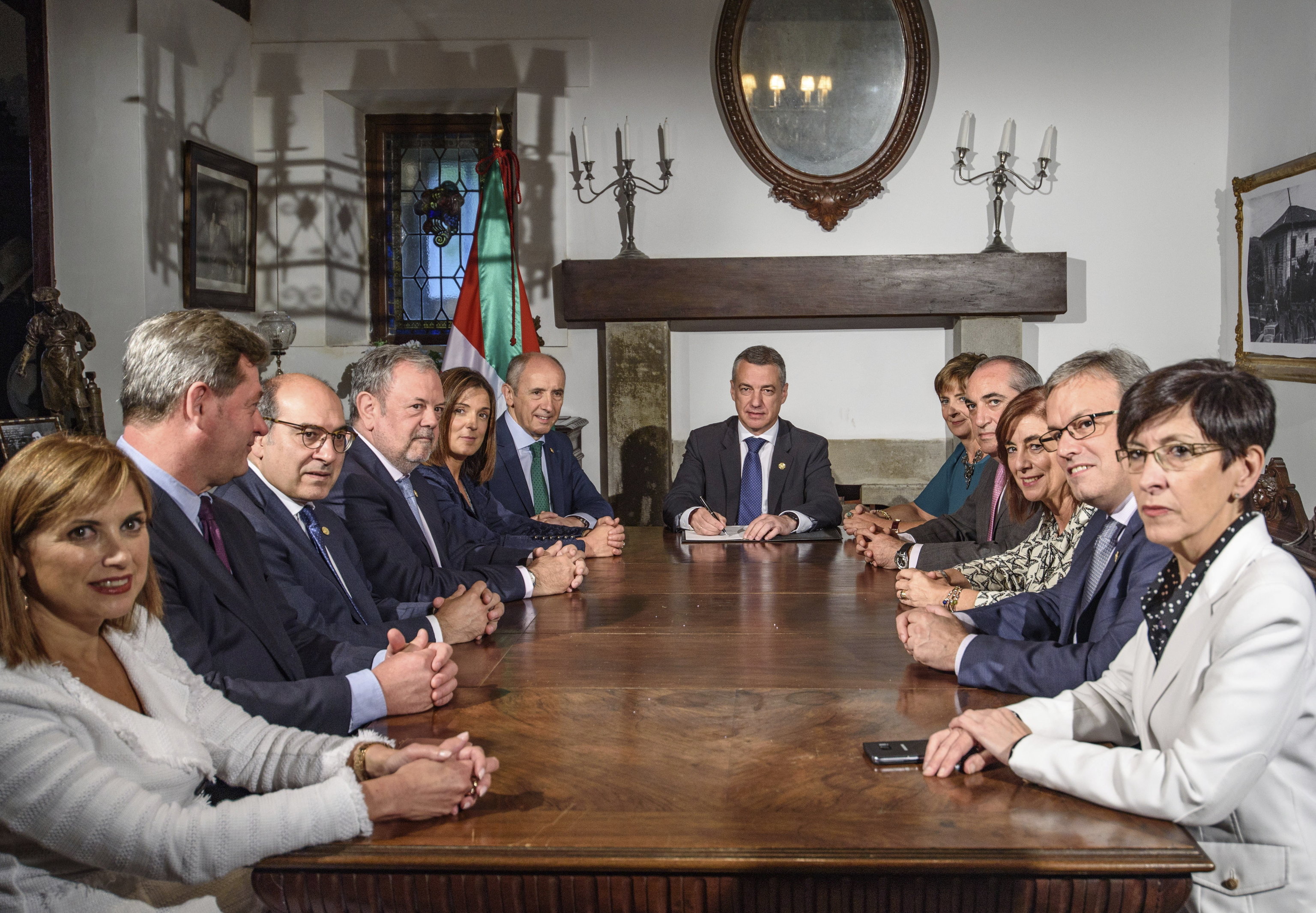El Gobierno vasco presidido por Urkullu en una de las reuniones que realiza en el palacete de Trucos.
