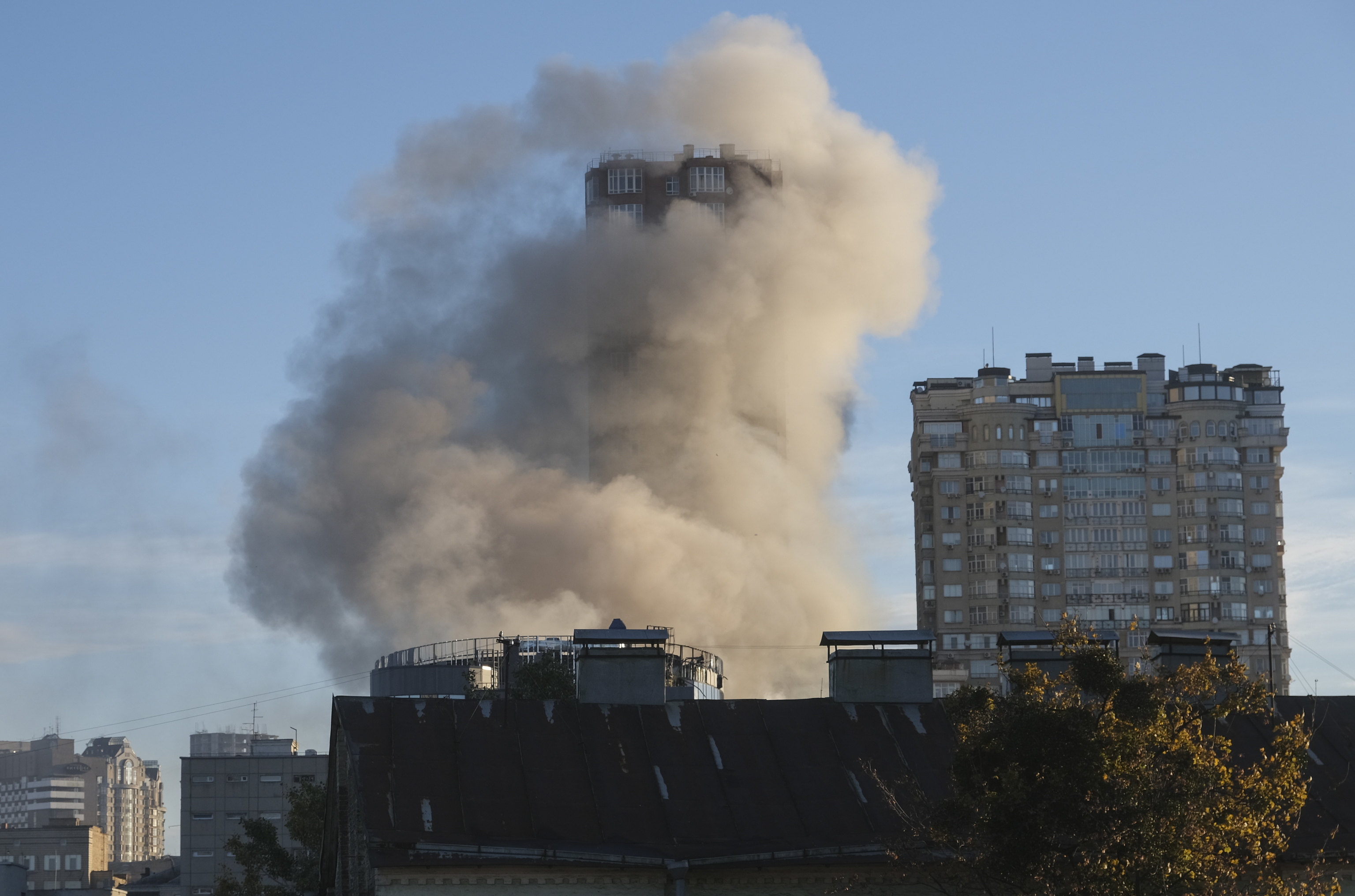 El humo rodea un edificio del centro de Kiev tras un ataque de drones Shahed.