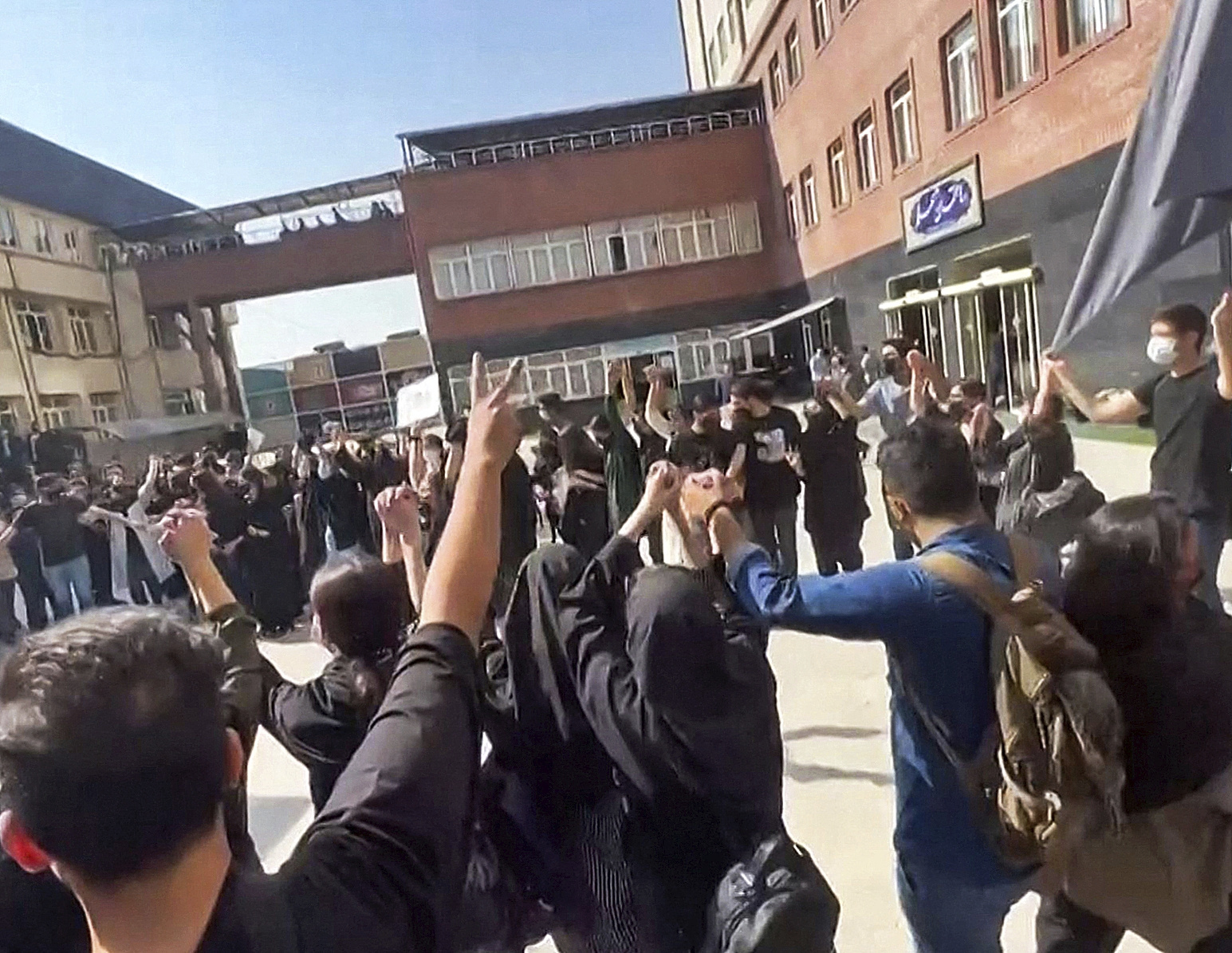 Estudiantes corean "Libertad" en una manifestacin en la Universidad de Tehern.