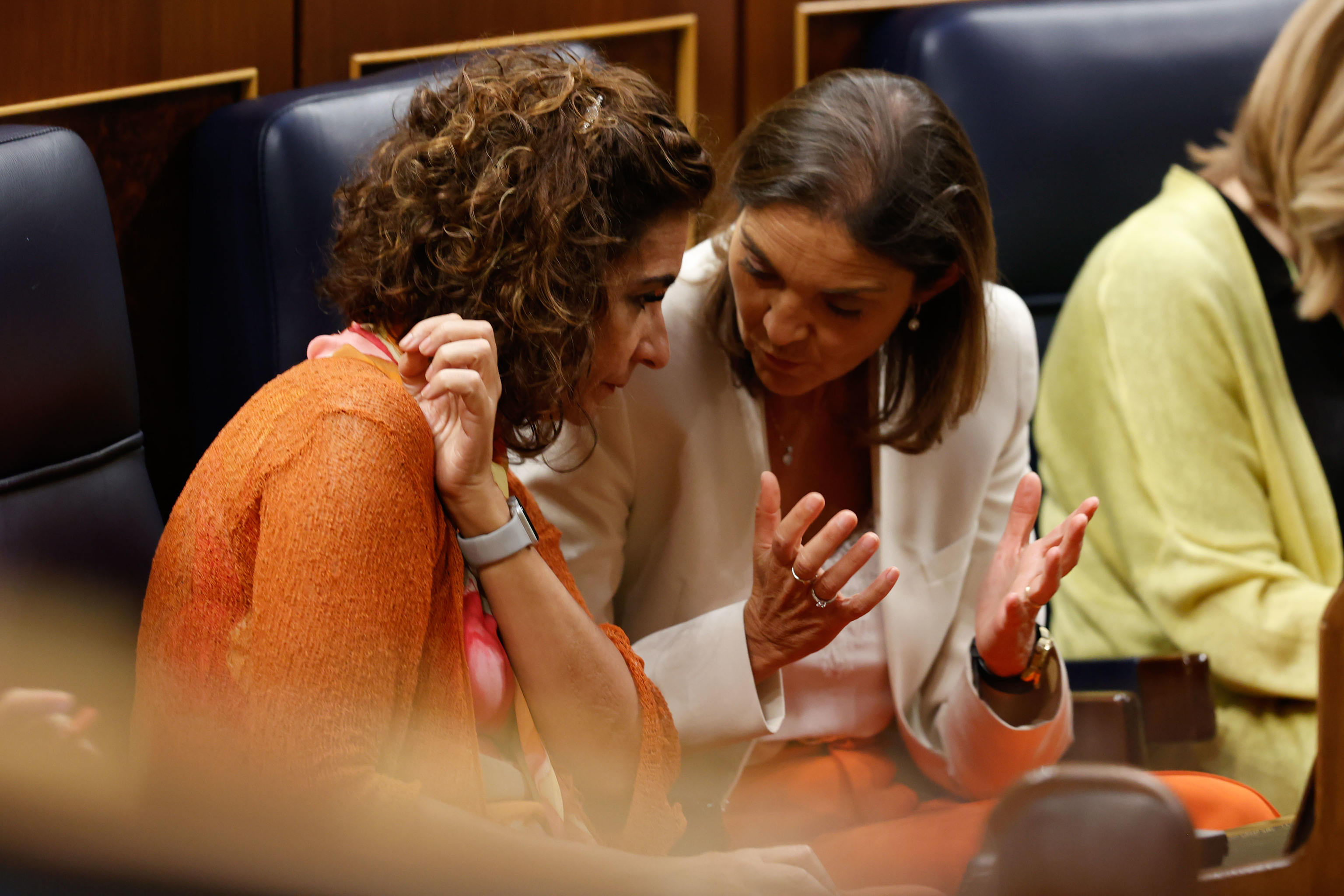 Las ministras Mara Jess Montero y Reyes Maroto conversan en una sesin en el Congreso.