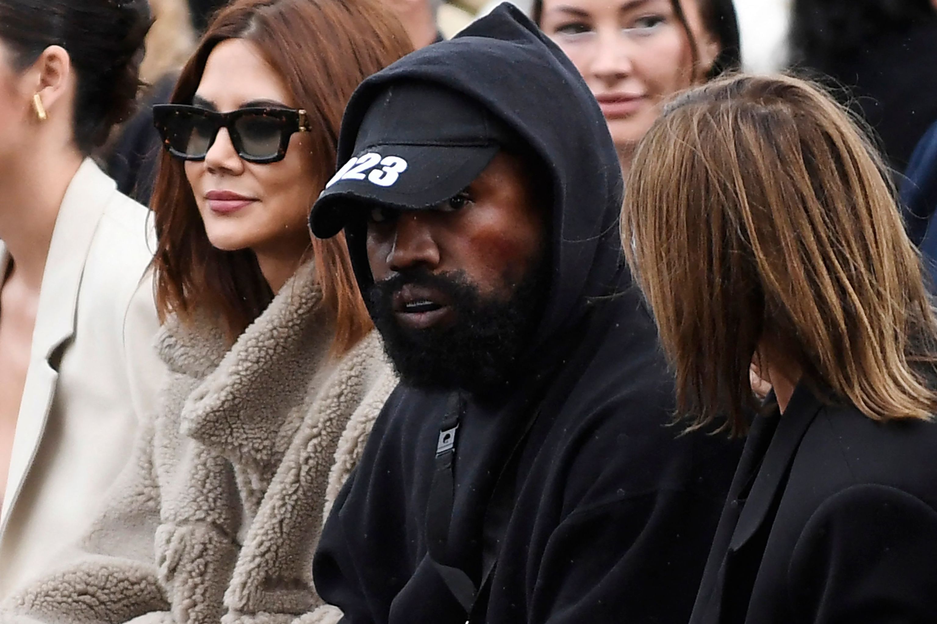 El rapero Kanye West (centro) asiste al desfile de moda Primavera-Verano 2023 de Givenchy durante la Semana de la Moda de Mujer de París, en París.