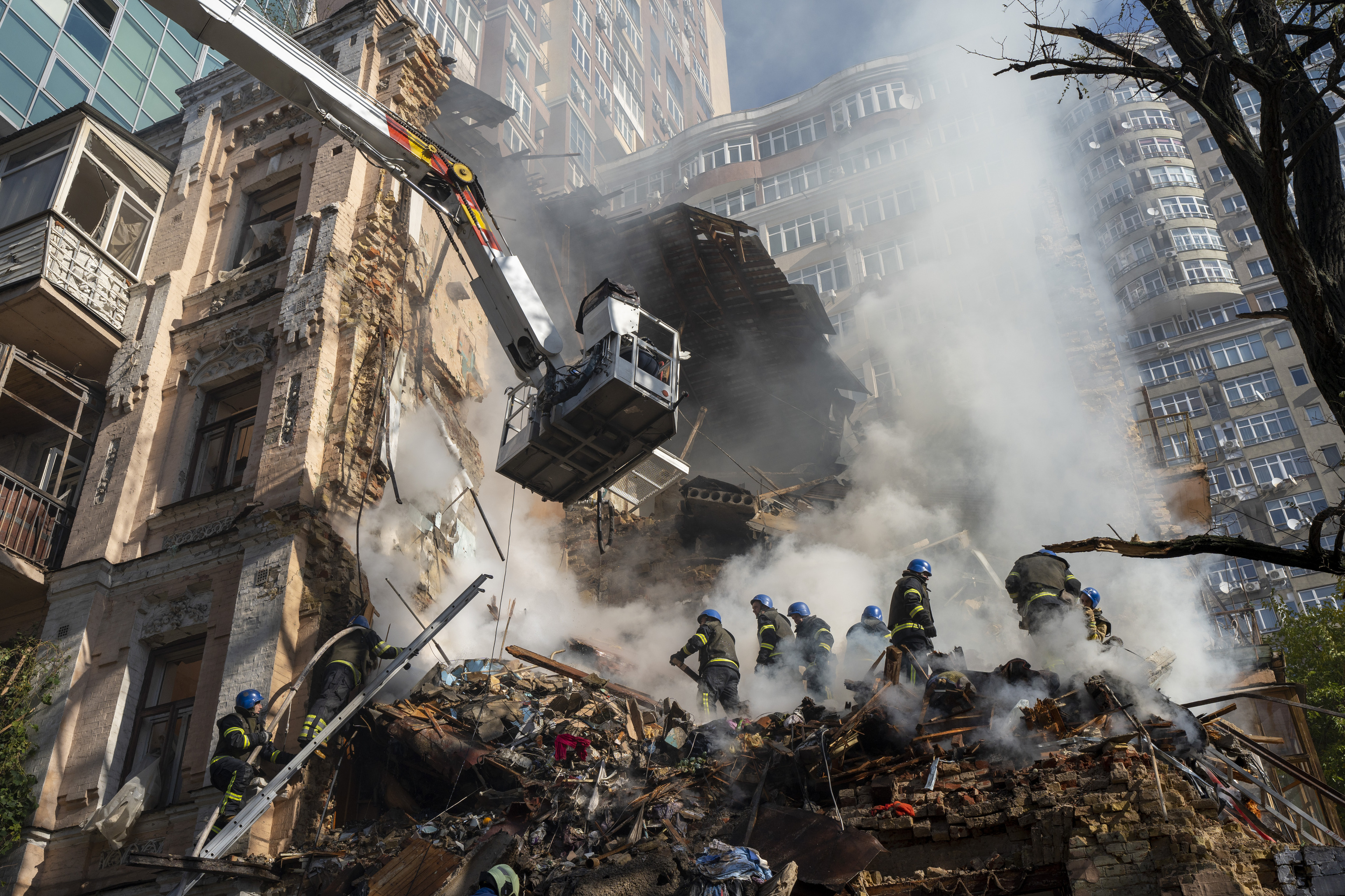 Bomberos extinguen las llamas en un edificio tras el bombardeo con drones, el lunes, en Kiev.