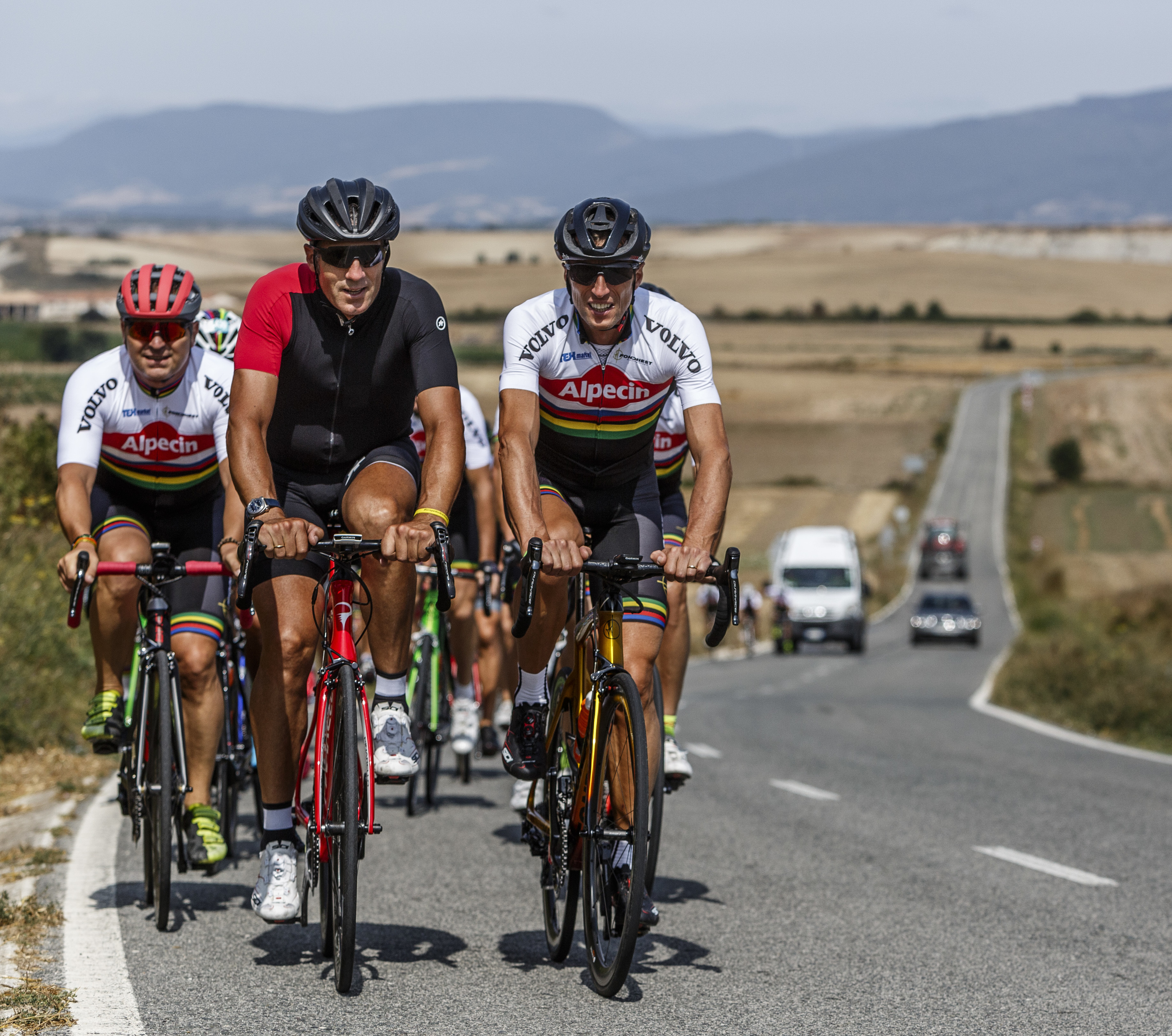 Miguel Indurain estrena la fiebre del gravel en Euskadi con kilómetros en el corazón de la Rioja Alavesa | País Vasco