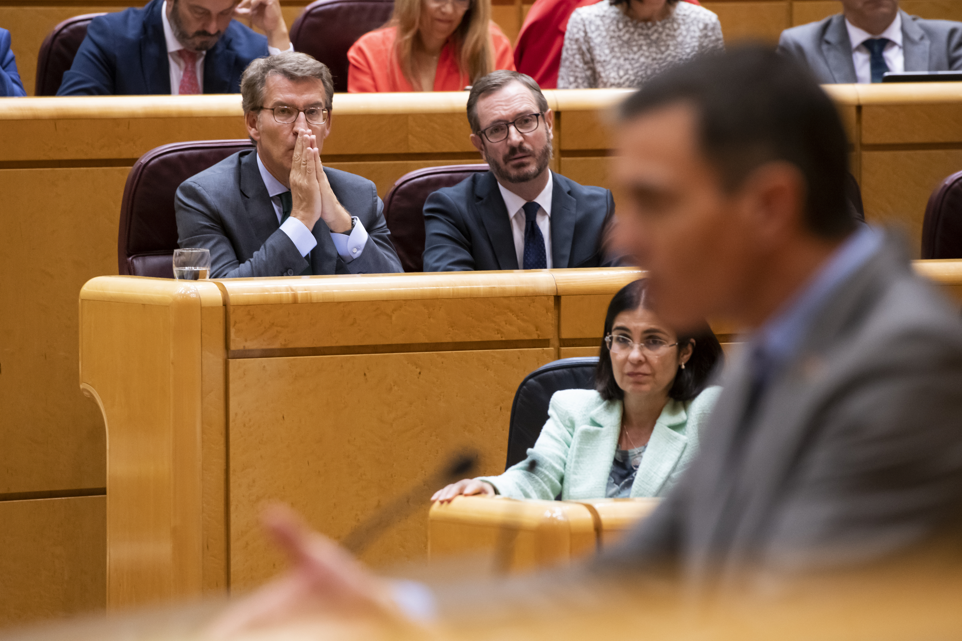 Alberto Nez Feijo escucha la intervencin de Pedro Snchez, en el debate en el Senado.