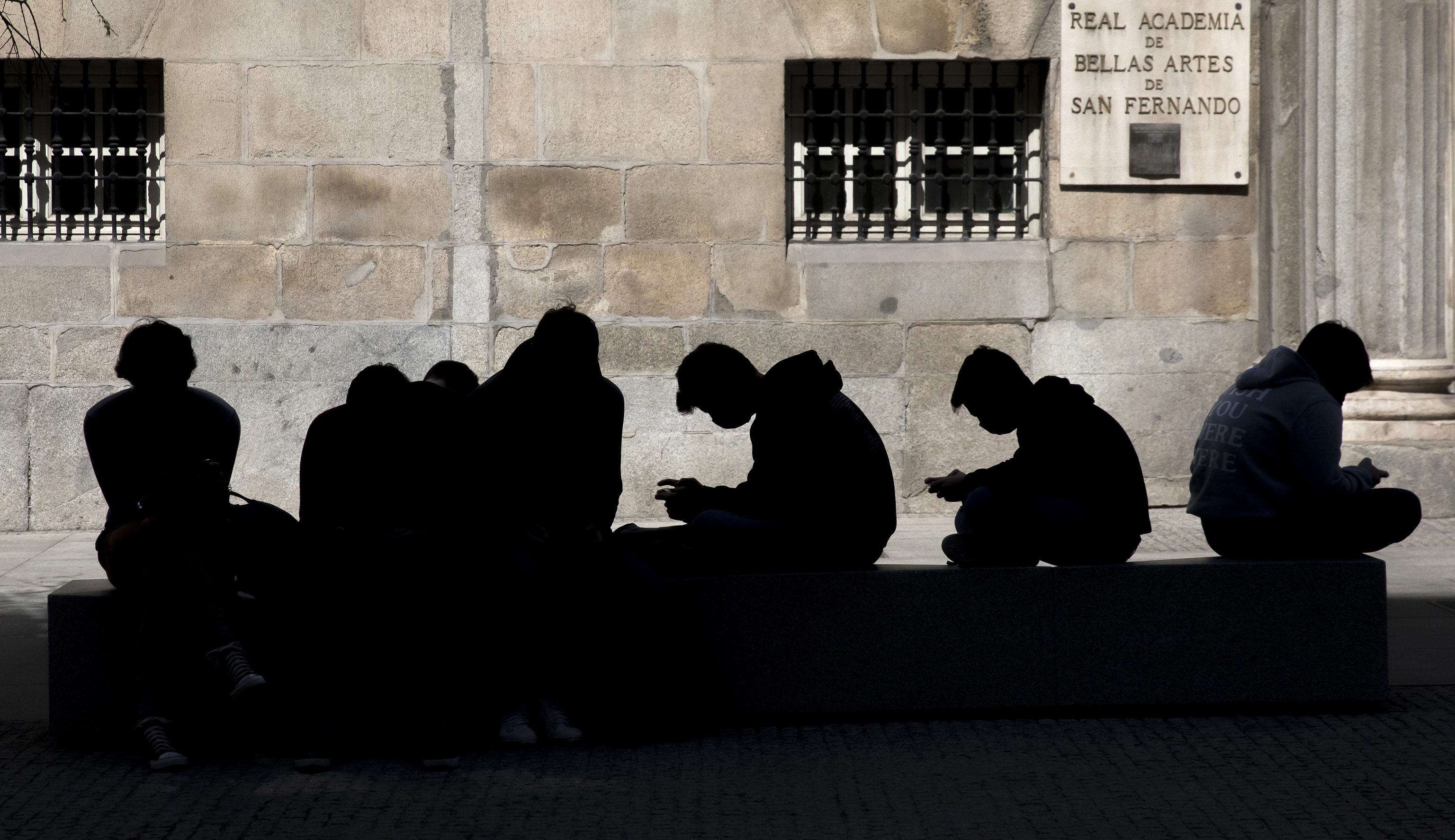 Un grupo de jóvenes se relaciona a través de sus teléfonos en Madrid.