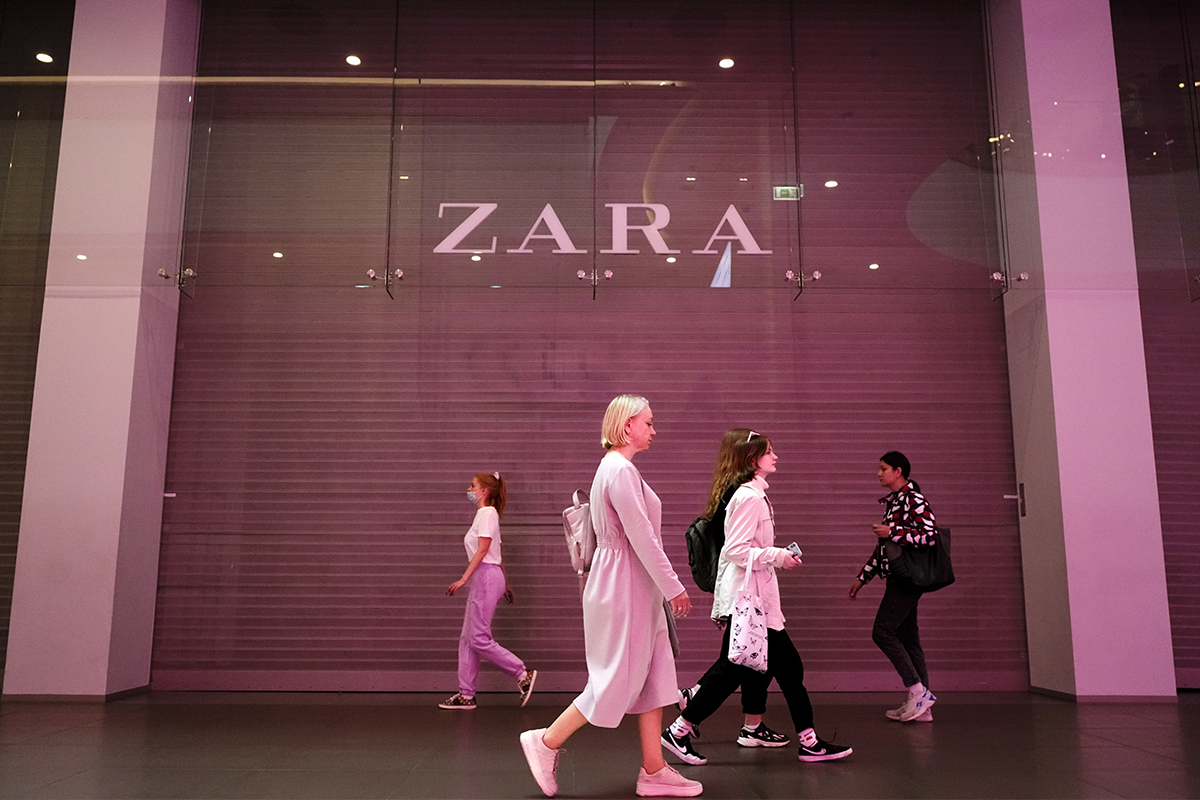 Transeúntes pasan delante de una tienda de Zara