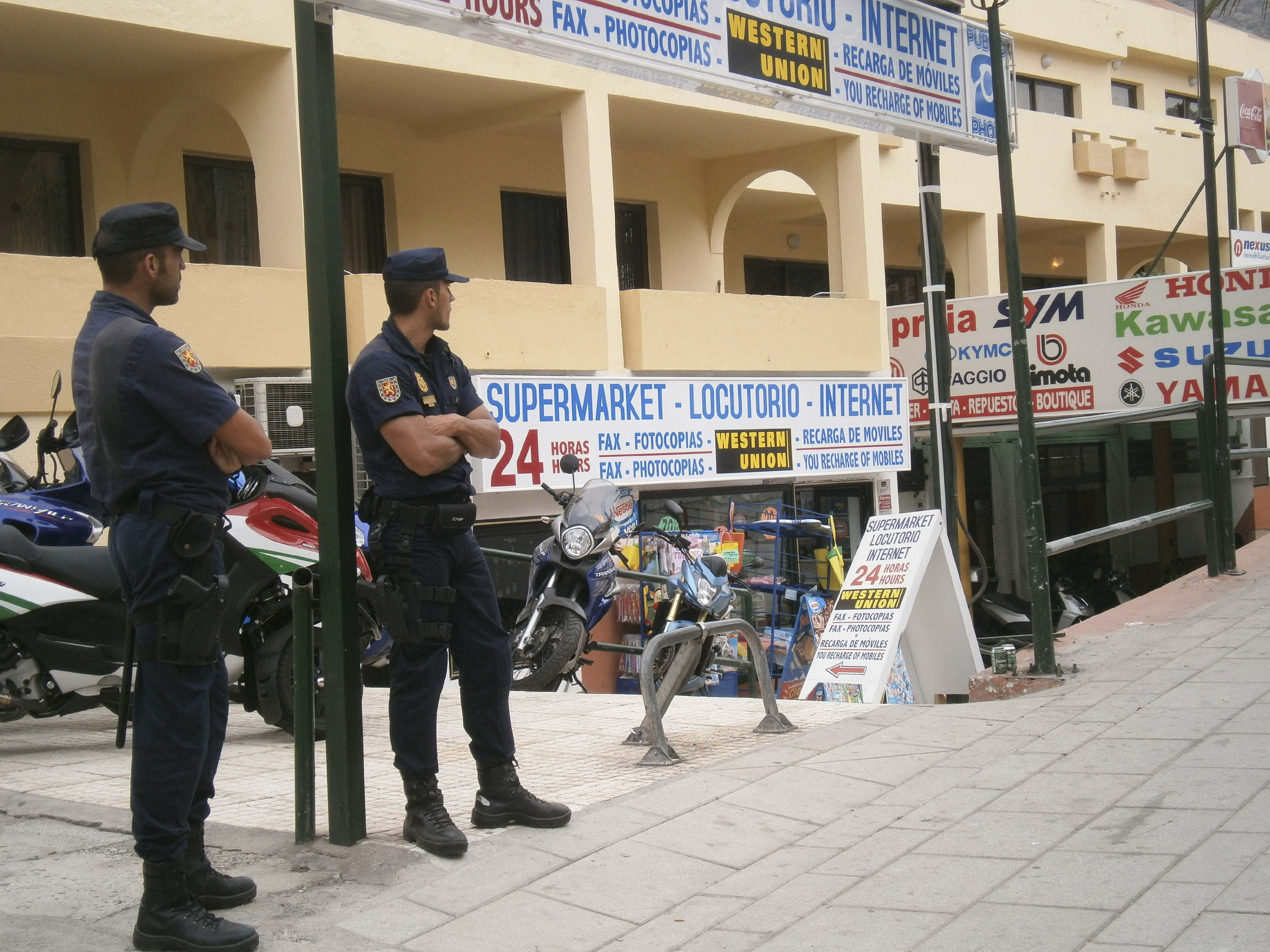 Dos agentes de la Polica Nacional en Tenerife.
