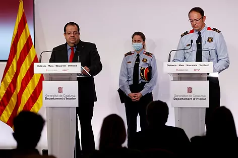 El conseller de Interior, Joan Ignasi Elena (izda.), junto al mayor de los Mossos, Josep Maria Estela, en diciembre de 2021
