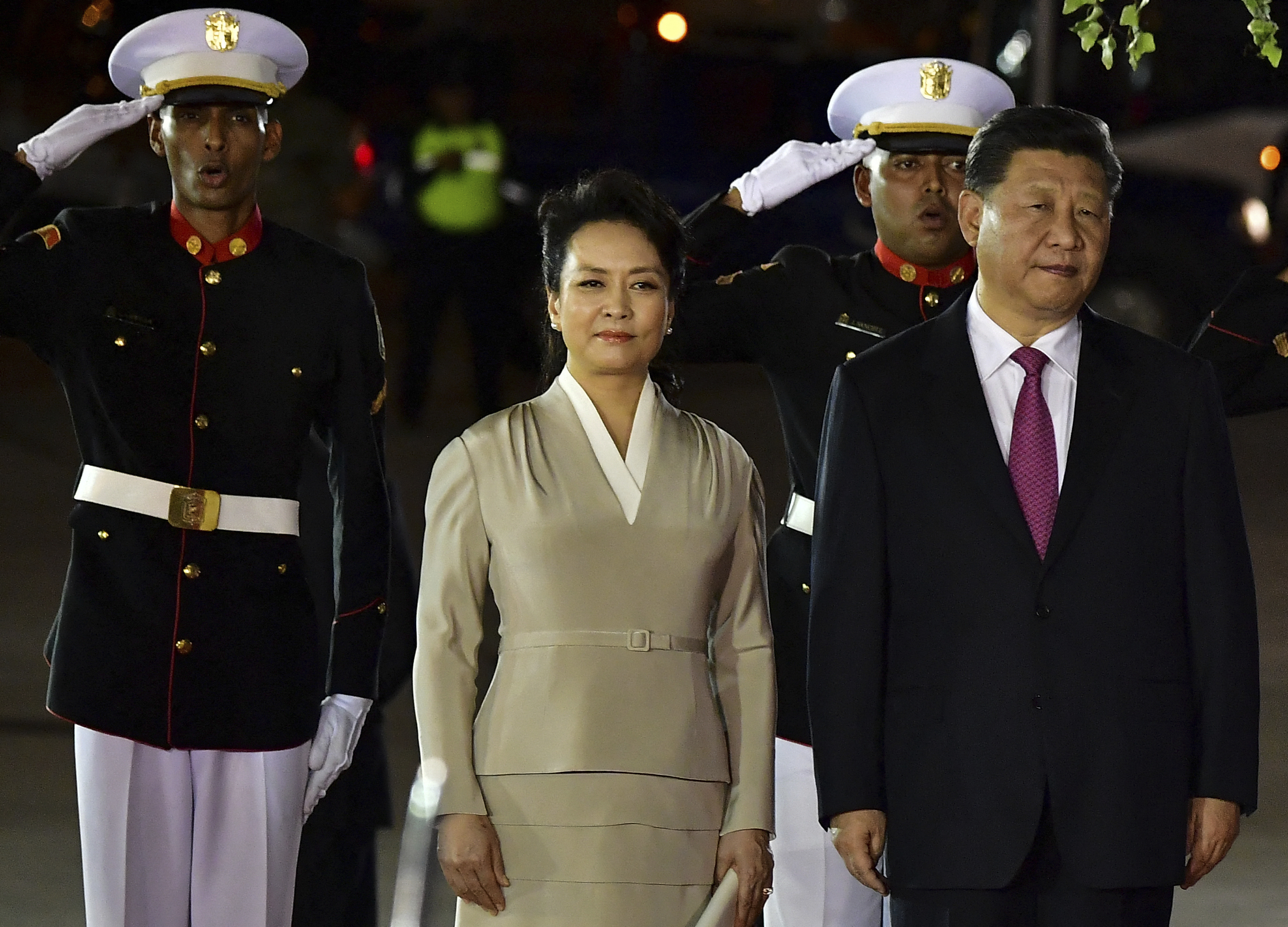 Arriba, en la visita que el matrimonio presidencial chino realiz a Panam.