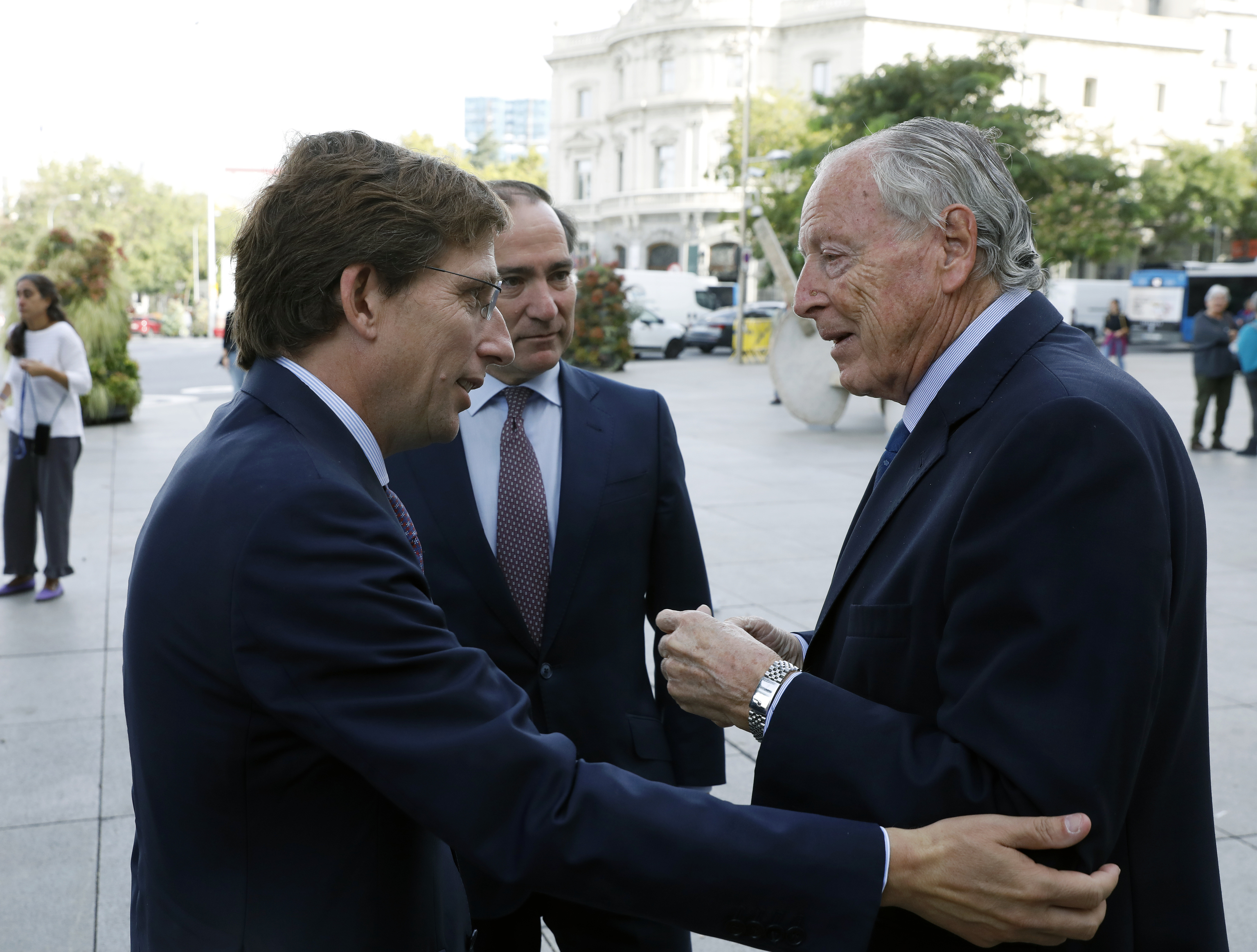 Martnez-Almeida saluda al ex alcalde lvarez del Manzano.
