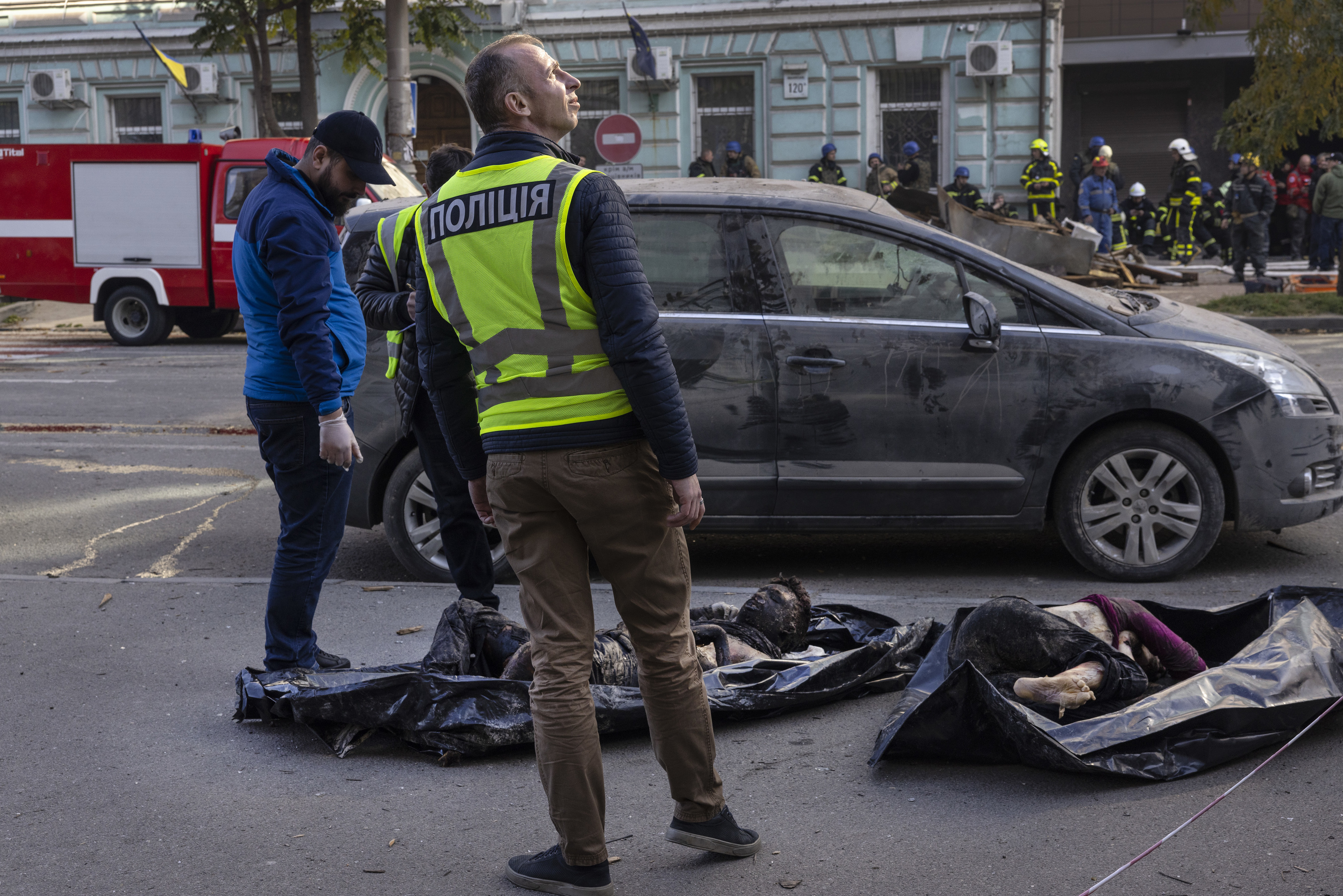 Policía forense examina los cuerpos de víctimas de un ataque con drones en Kiev.
