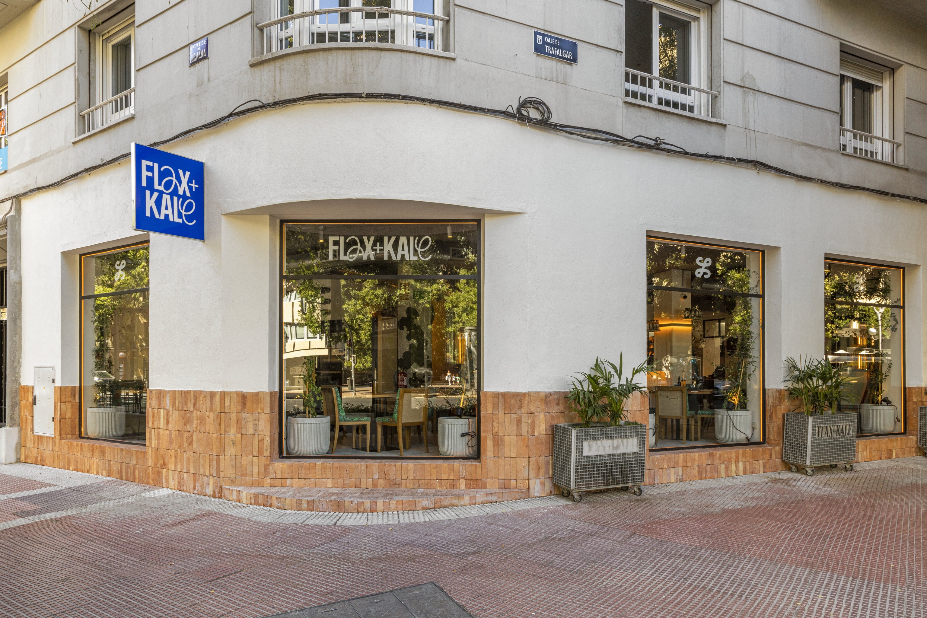 Fachada del restaurante Flax & Kale en Madrid, en la calle Trafalgar.