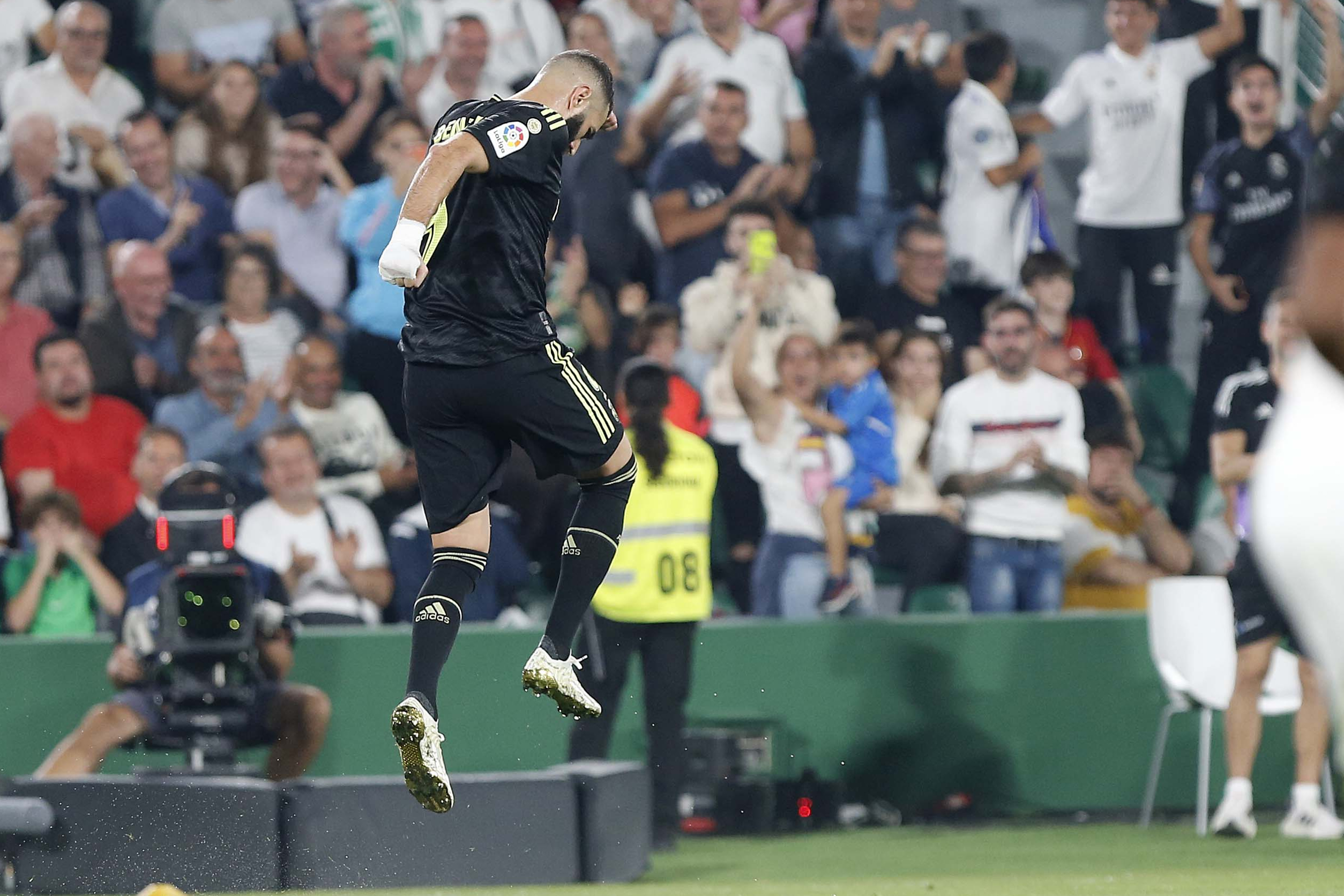 Karim Benzema celebra el segundo tanto ante el Elche.