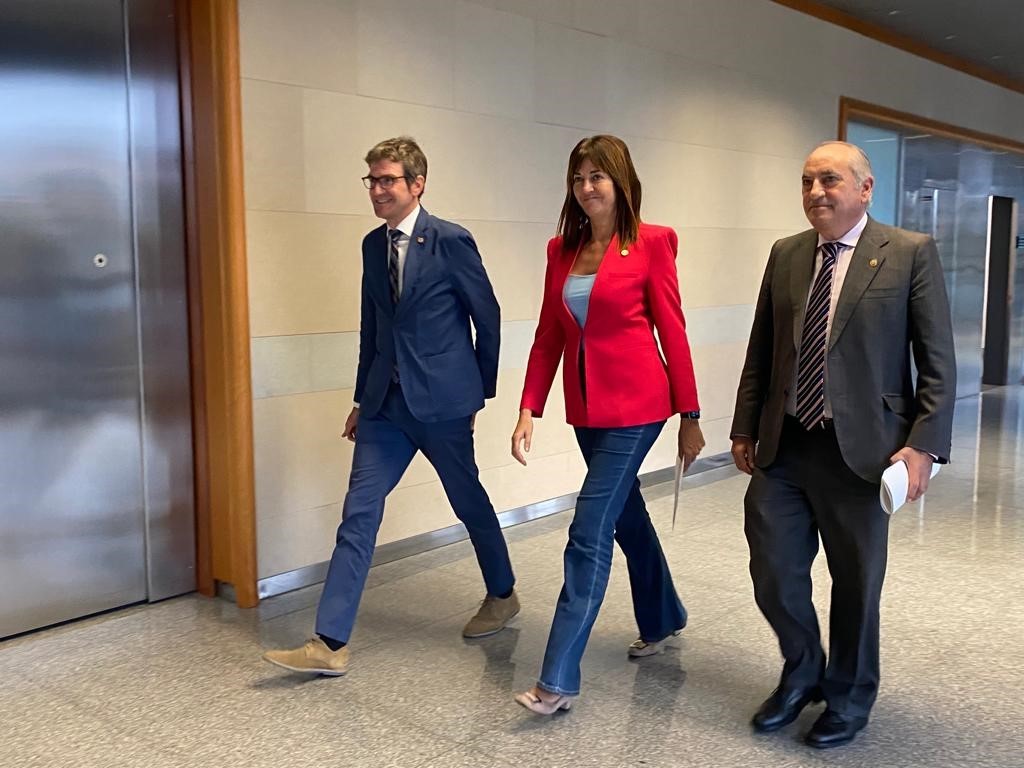 Gorka Urtaran junto a Idoia Mendia e Iaki Arriola en la sede del Gobierno vasco en Vitoria.