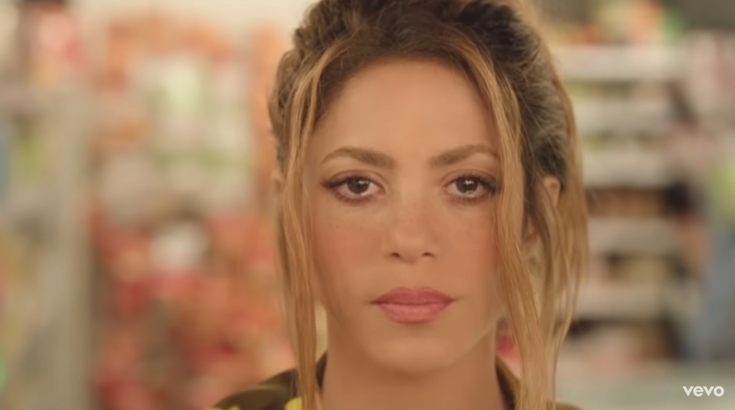 Shakira, en el videoclip de Monotona.