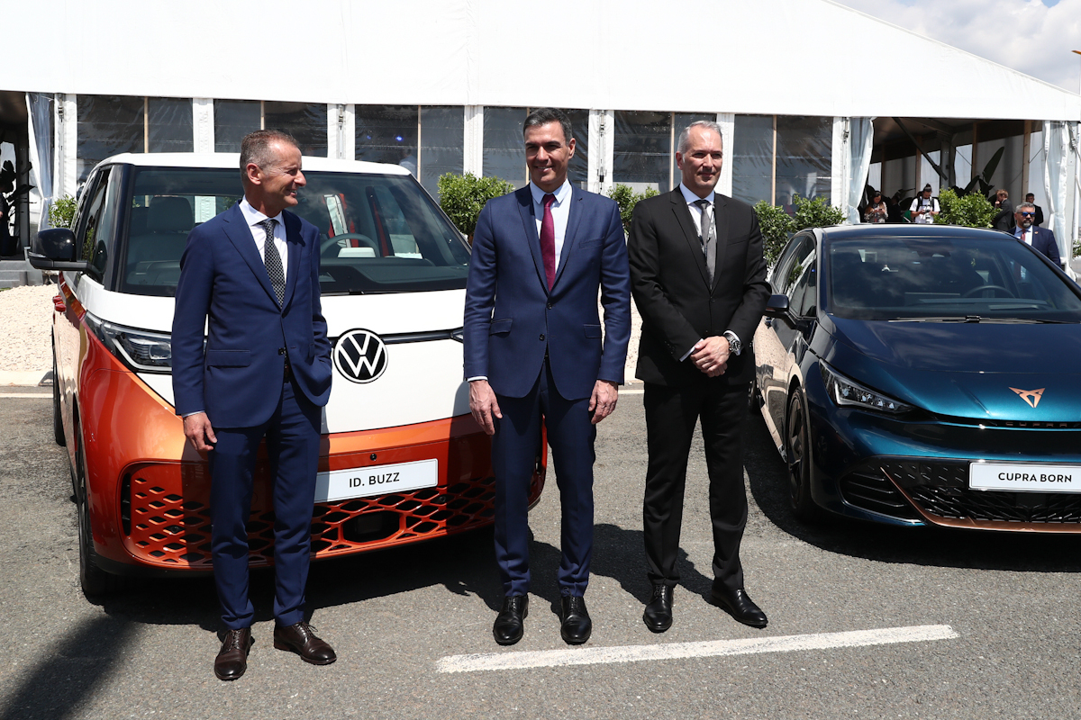 El presidente del Gobierno, Pedro Snchez con  el de Volkswagen, Herbert Diess, el pasado 5 de mayo en Sagunto.