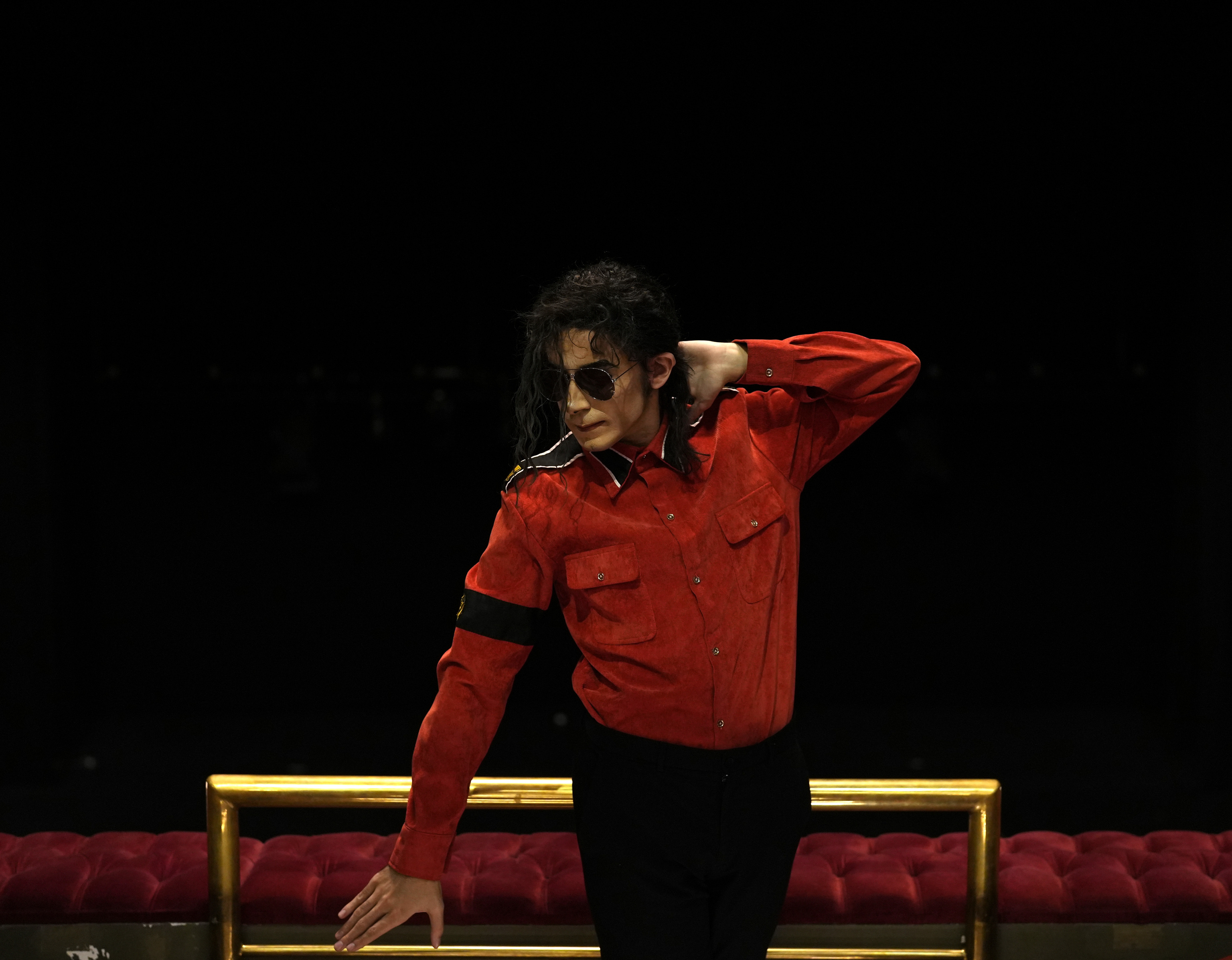 El bailarín Álex Blanco posa para GRAN MADRID realizando uno de los famosos movimientos de Michael Jackson