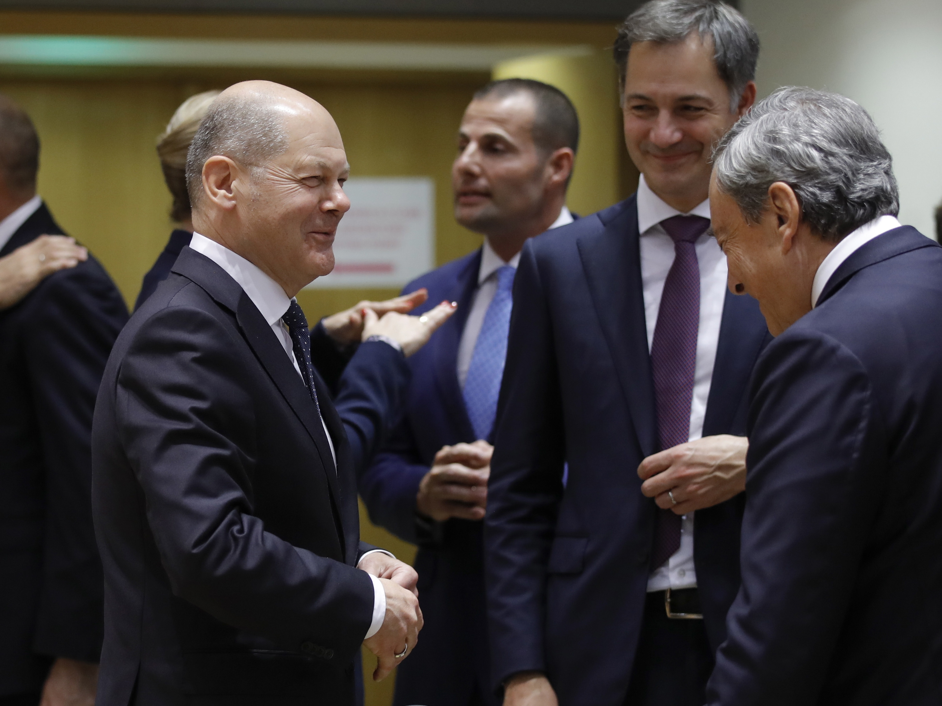 El canciller alemn Olaf Scholz conversa con el primer ministro belga Alexander De Croo y el primer ministro italiano Mario Draghi durante la cumbre en Bruselas.