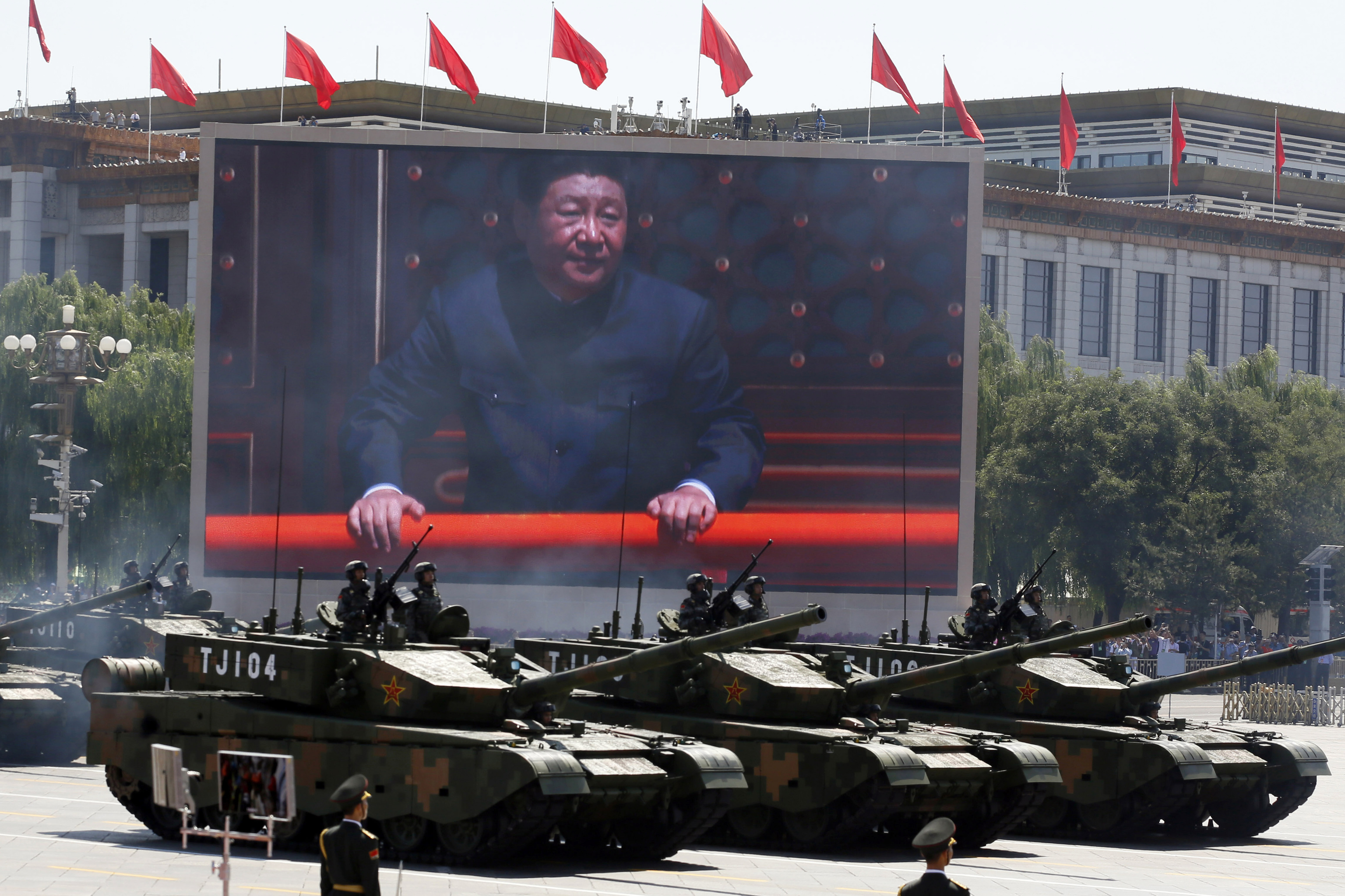 El presidente Xi Jinping en una pantalla gigante durante un desfile militar, en Pekín.