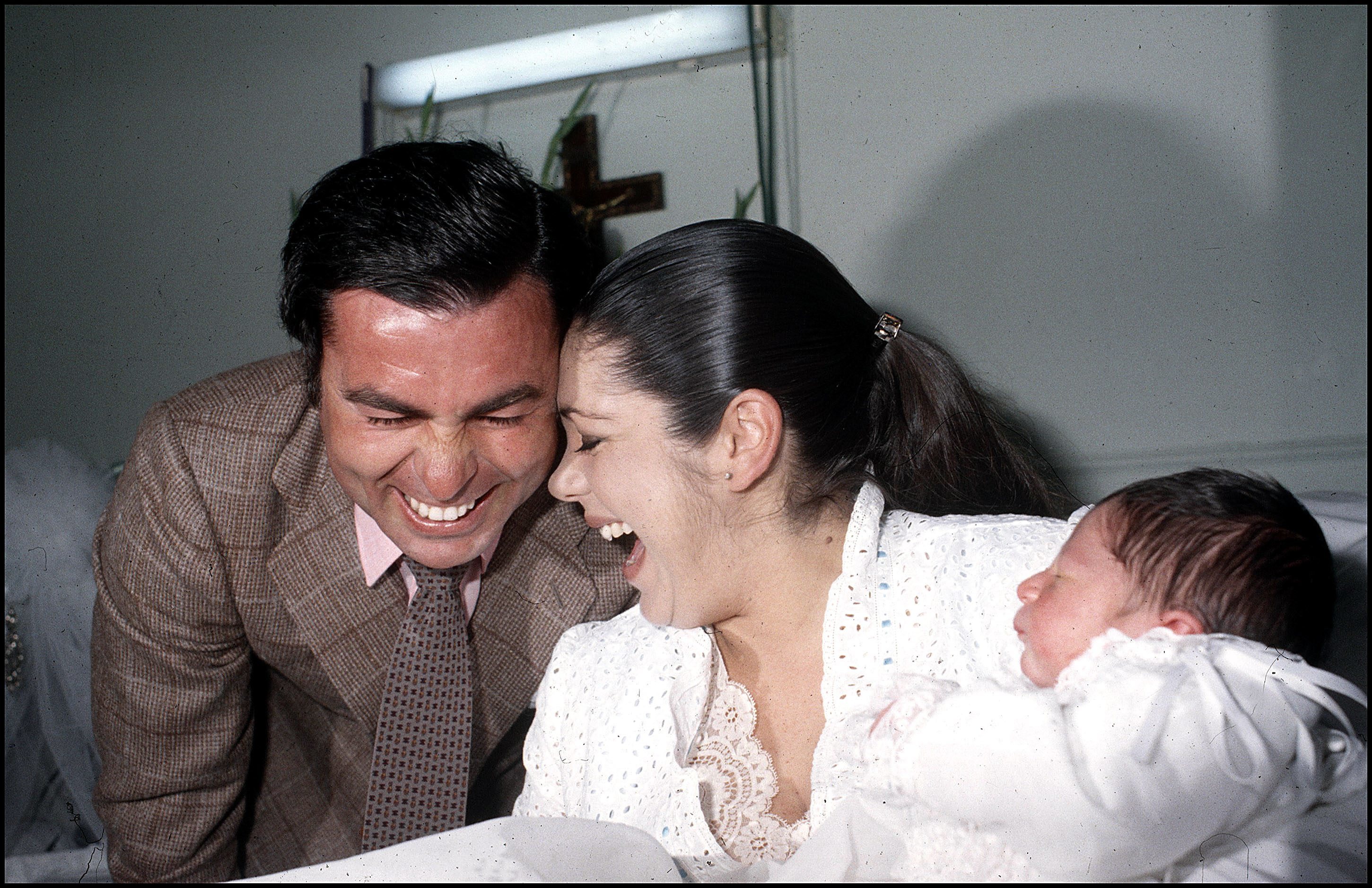 Francisco Rivera e Isabel Pantoja, con su hijo Kiko recin nacido.