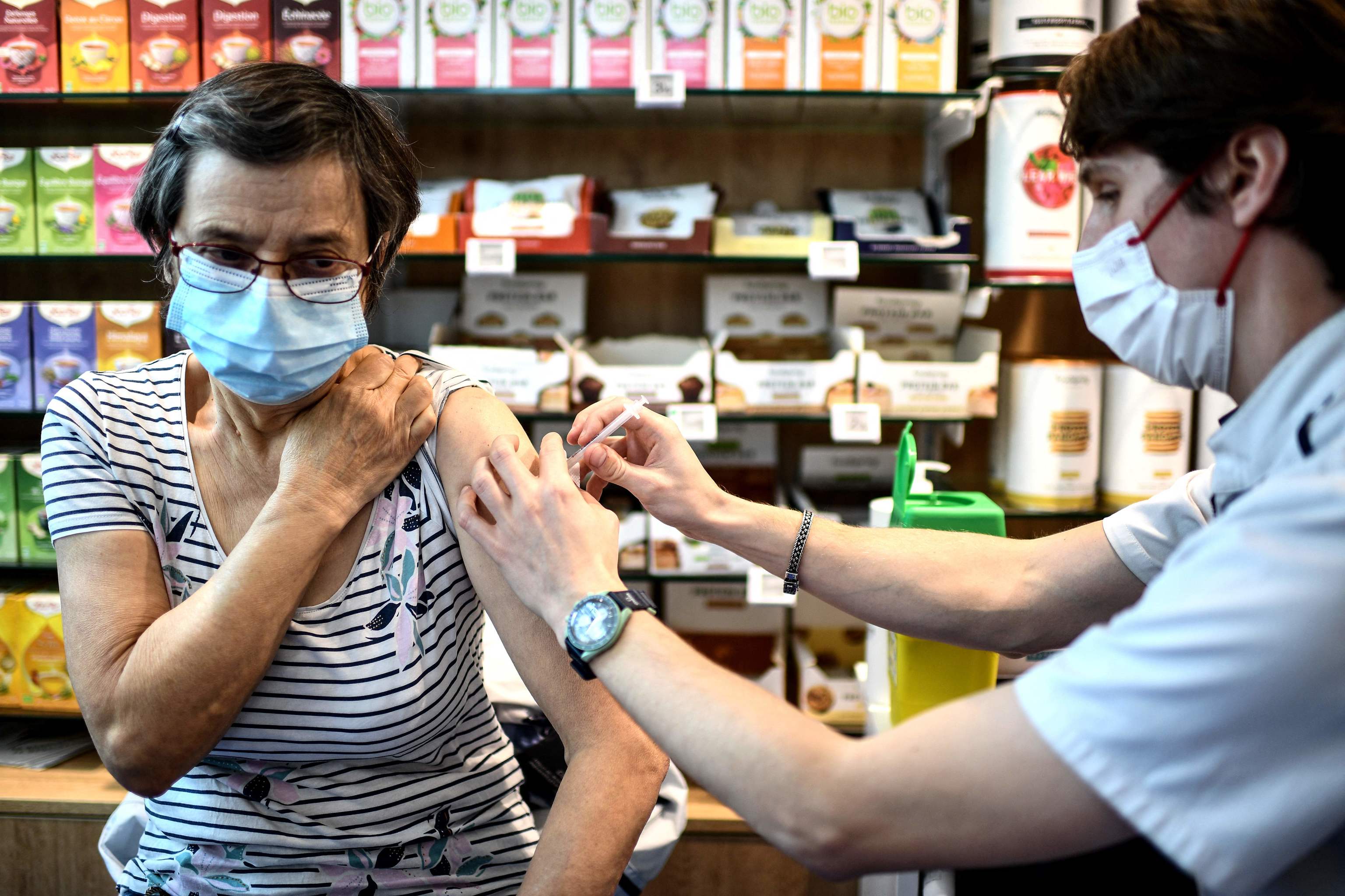 Una mujer recibe una vacuna contra el Covid en una farmacia en París.