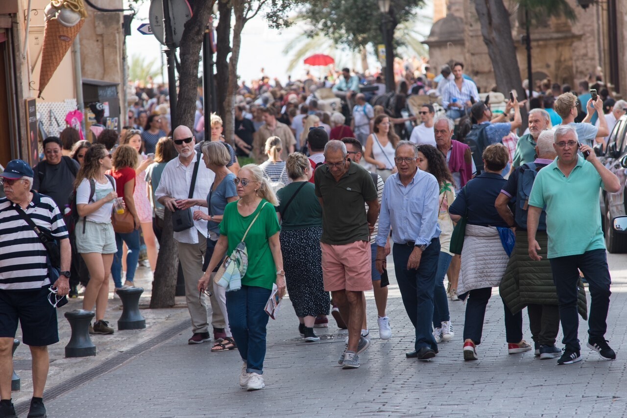 Turistas caminando por el centro histrico de Palma.