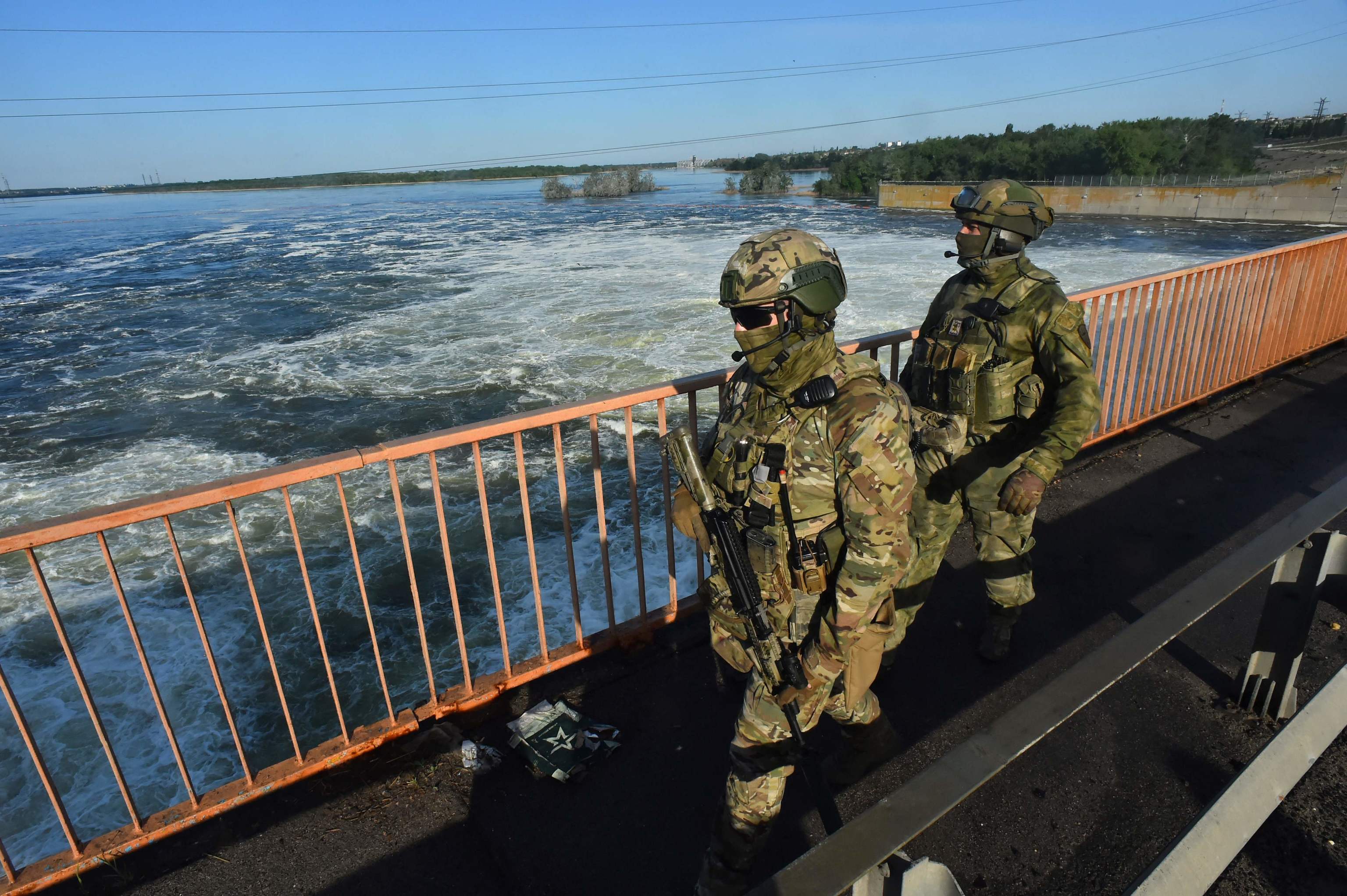 Soldados rusos en la presa de Nova Kajovka.