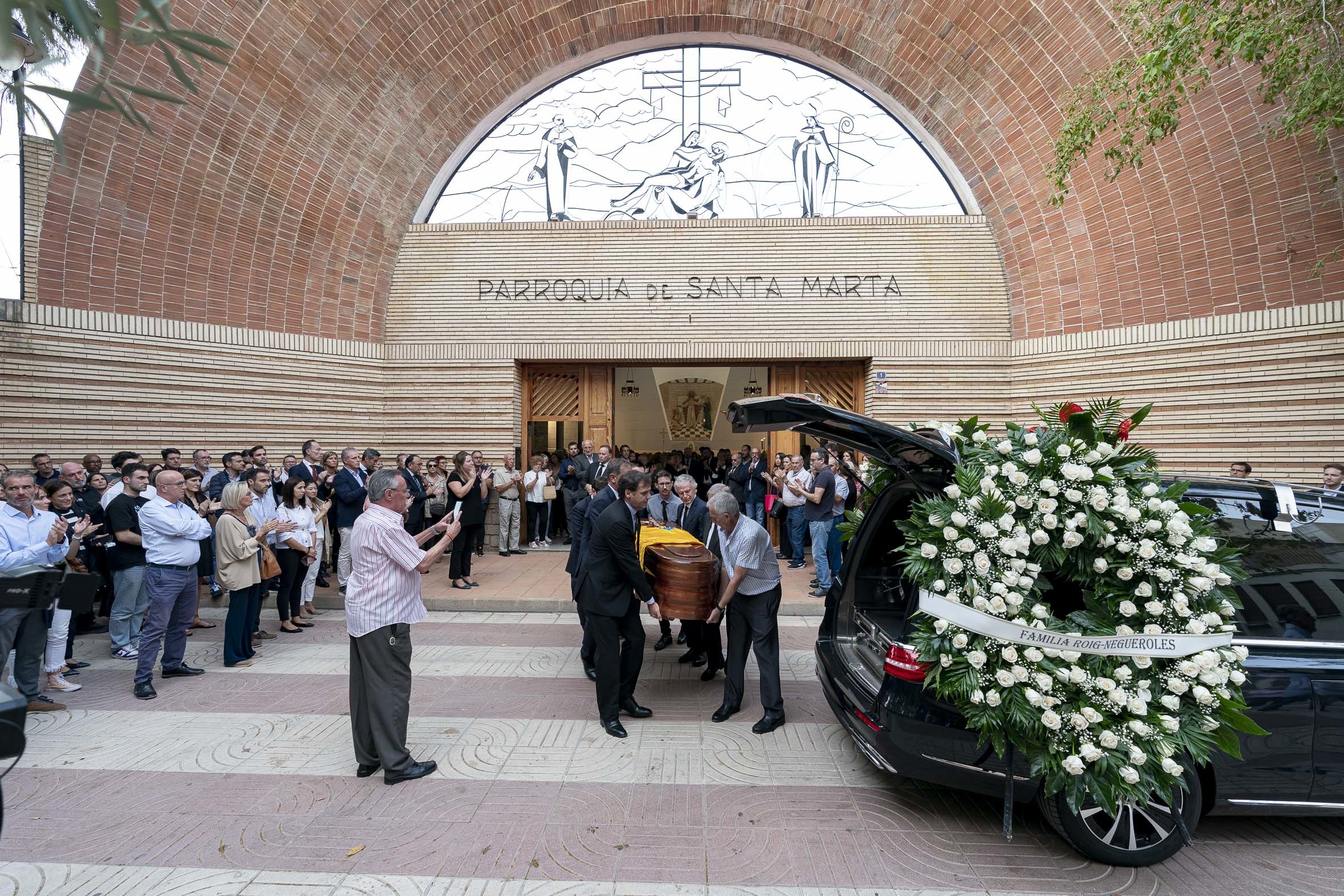 Numerosas personalidades del mundo del ftbol y de la empresa acudieron ayer al funeral por Jos Manuel Llaneza en Puol.