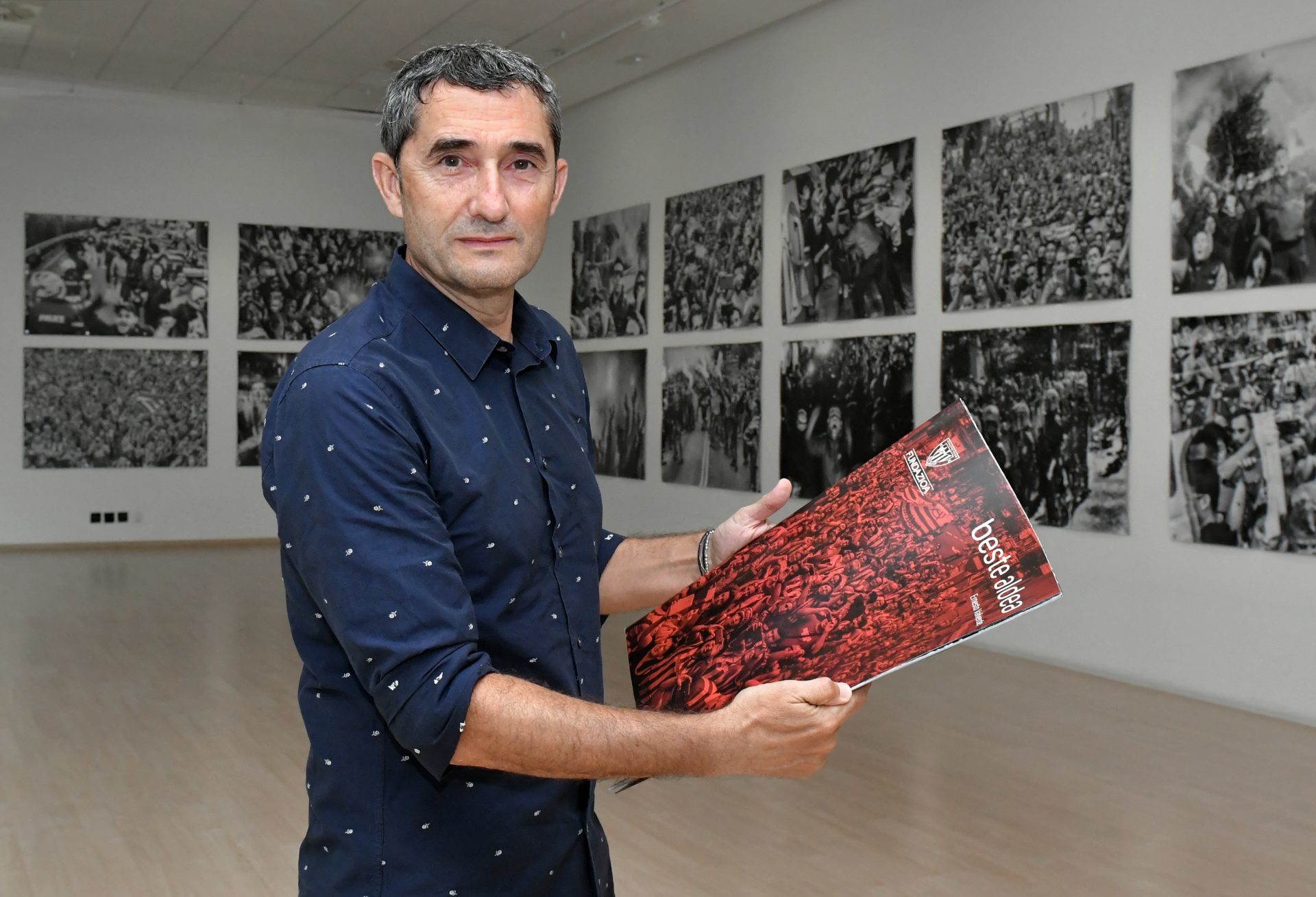 Valverde, durante su última exposición de fotografías.