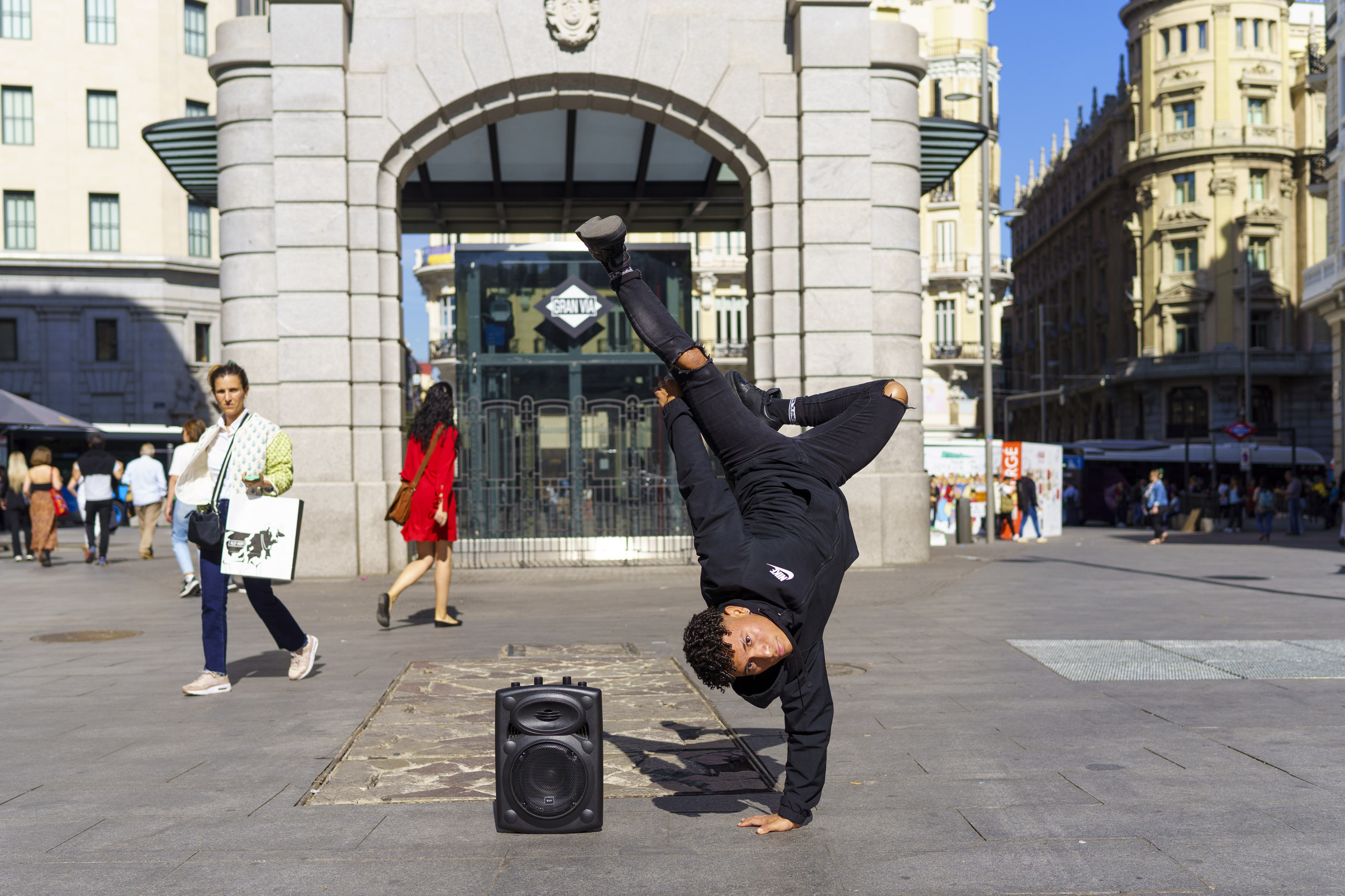 Zamir Fajardo baila breakdance en espectculos callejeros