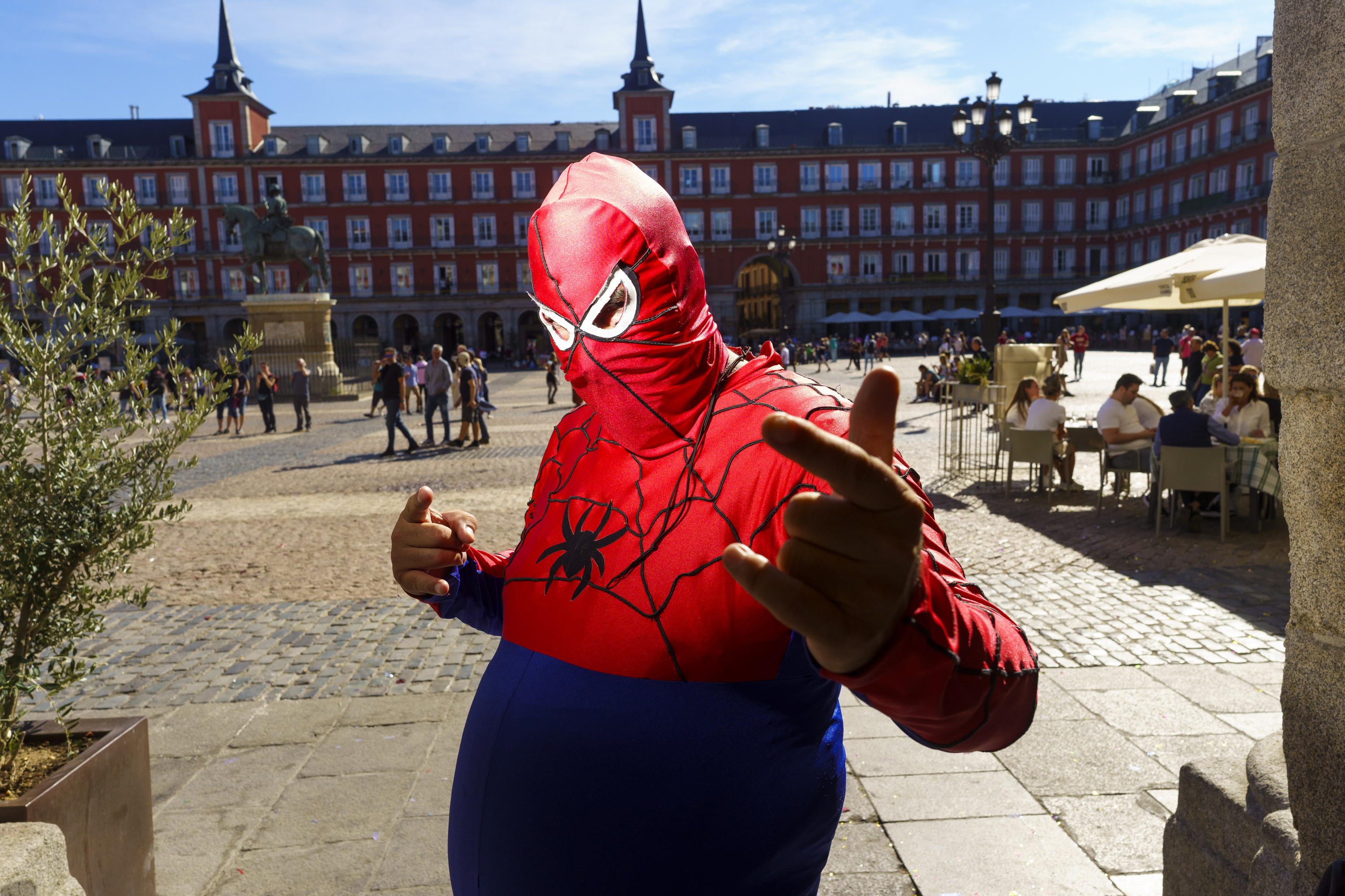 El Spiderman Gordo de la Plaza Mayor lleva 15 aos viviendo de lo que gana en su show callejero
