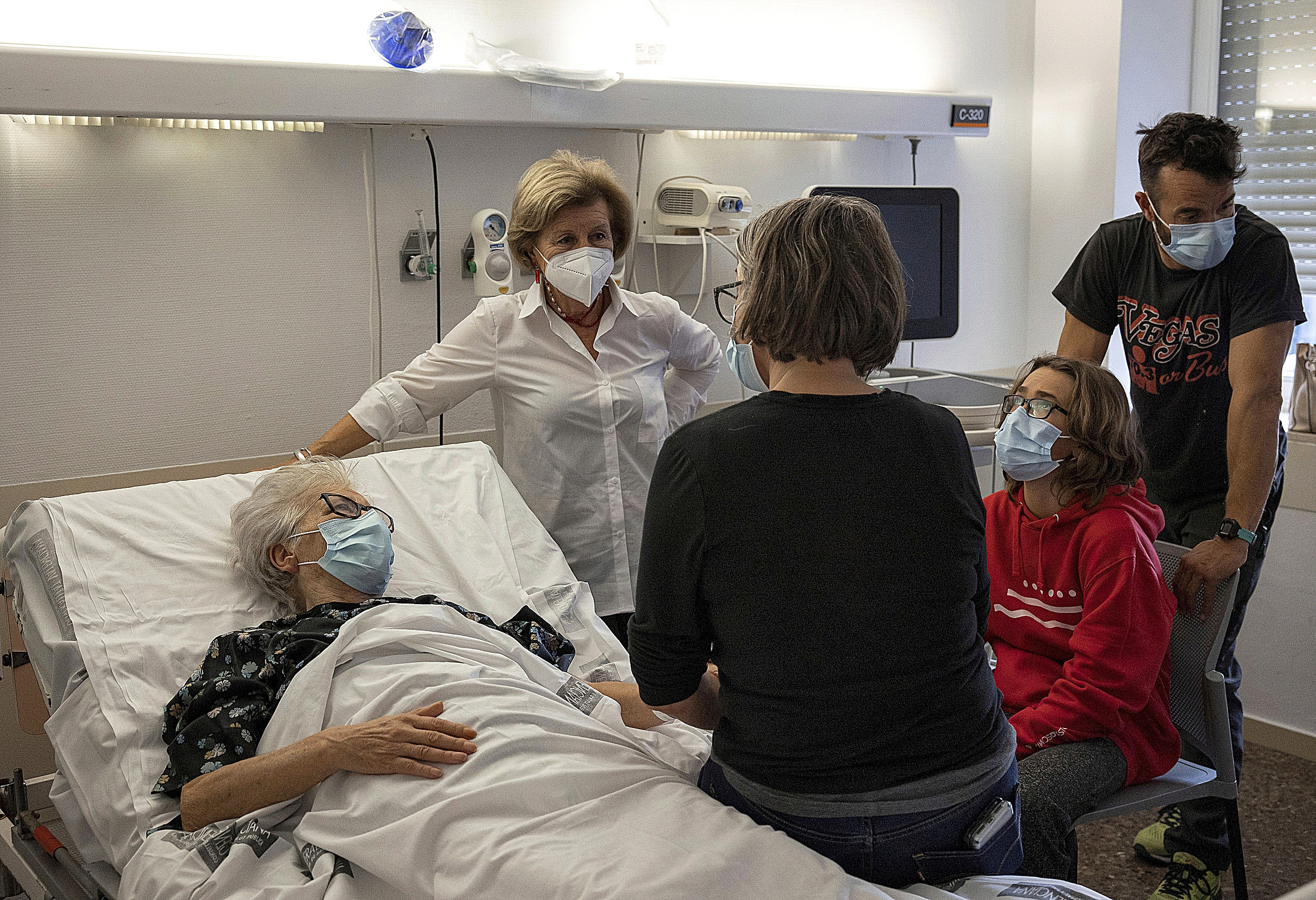 Mara, rodeada de su familia en el Hospital Clnico de Valencia el 17/12/2021, antes de donar sus rganos y culminar el proceso de su eutanasia.