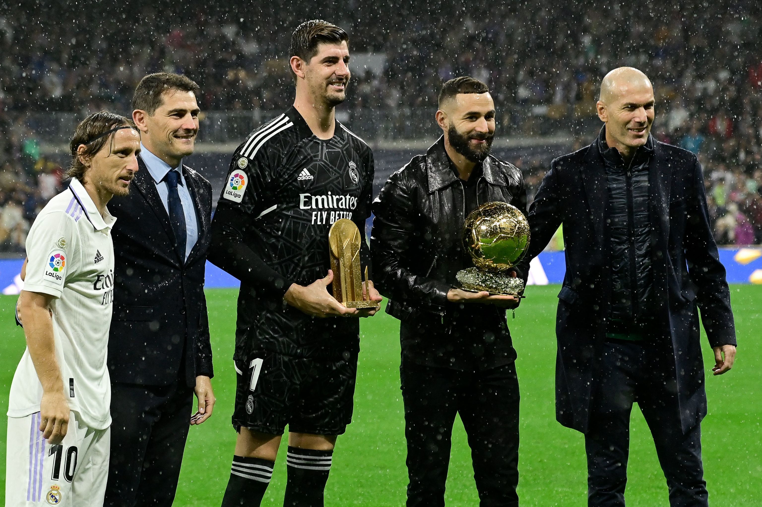 mermelada Anillo duro Resignación Los homenajes a Benzema y Courtois y la vuelta de Zidane y Casillas al  césped del Bernabéu | LaLiga Santander 2022 - 2023