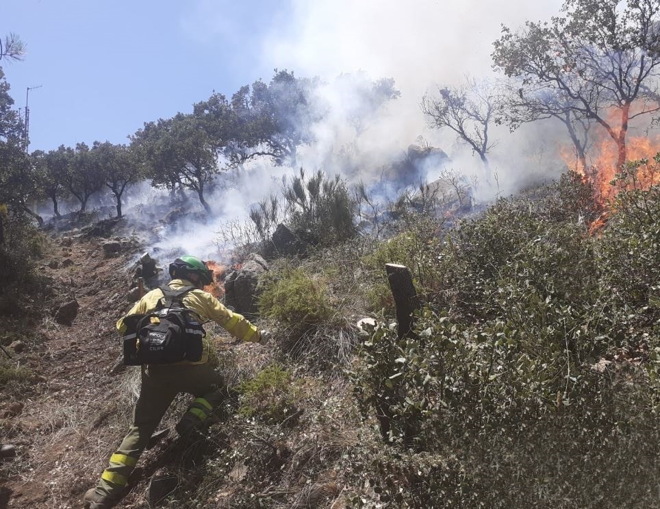 Un bomberos trata de apagar las llamas en el incendio de Mijas este verano.