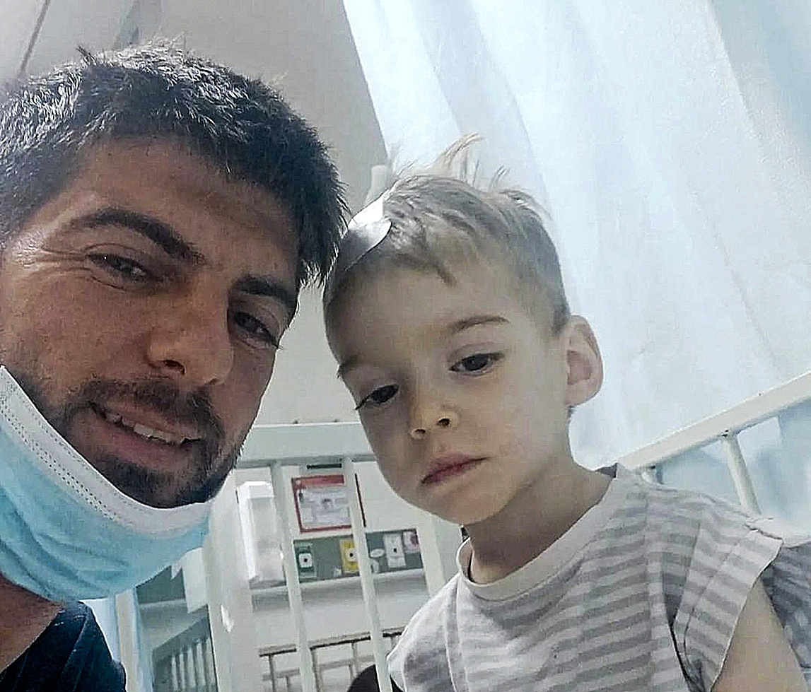 Alejandro Romero y su hijo liver -recin operado de hidrocefalia-, en una imagen cedida por l mismo