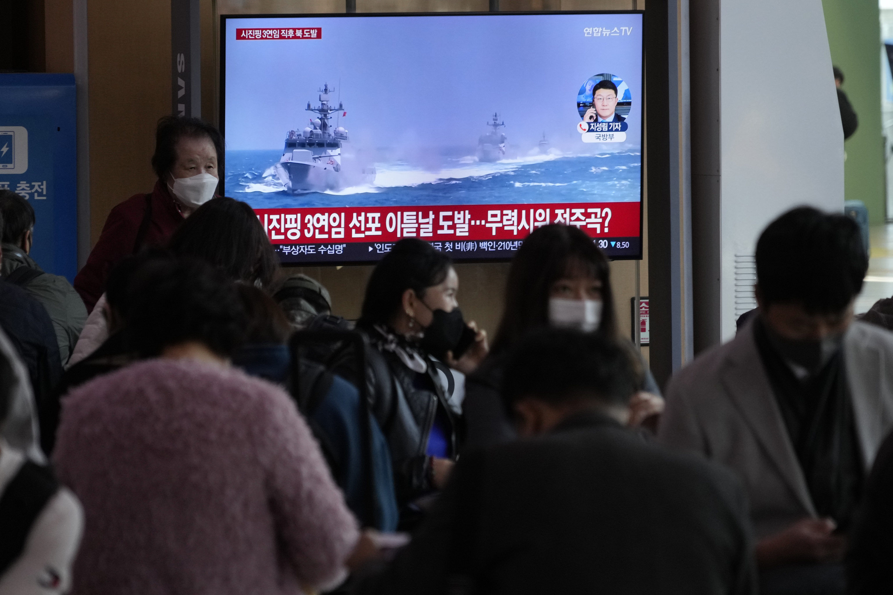 Una televisin muestra una imagen de archivo de los buques de la marina de Corea del Sur durante un programa de noticias en la estacin de tren de Sel, Corea del Sur, el lunes 24 de octubre de 2022. Las Coreas rivales intercambiaron disparos de advertencia a lo largo de su disputada frontera martima occidental el lunes, dijeron sus ejrcitos, en medio de la creciente animosidad por la reciente avalancha de pruebas de armas de Corea del Norte.