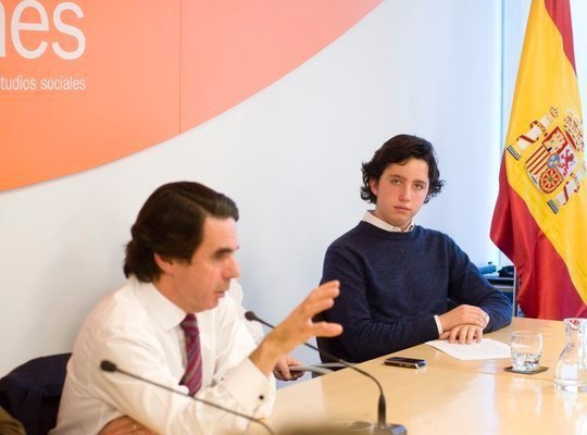 Francisco Nicols Gmez Iglesias, 'El pequeo Nicols', sentado en una mesa junto a Jose Mara Aznar, ex presidente de Gobierno de Espaa