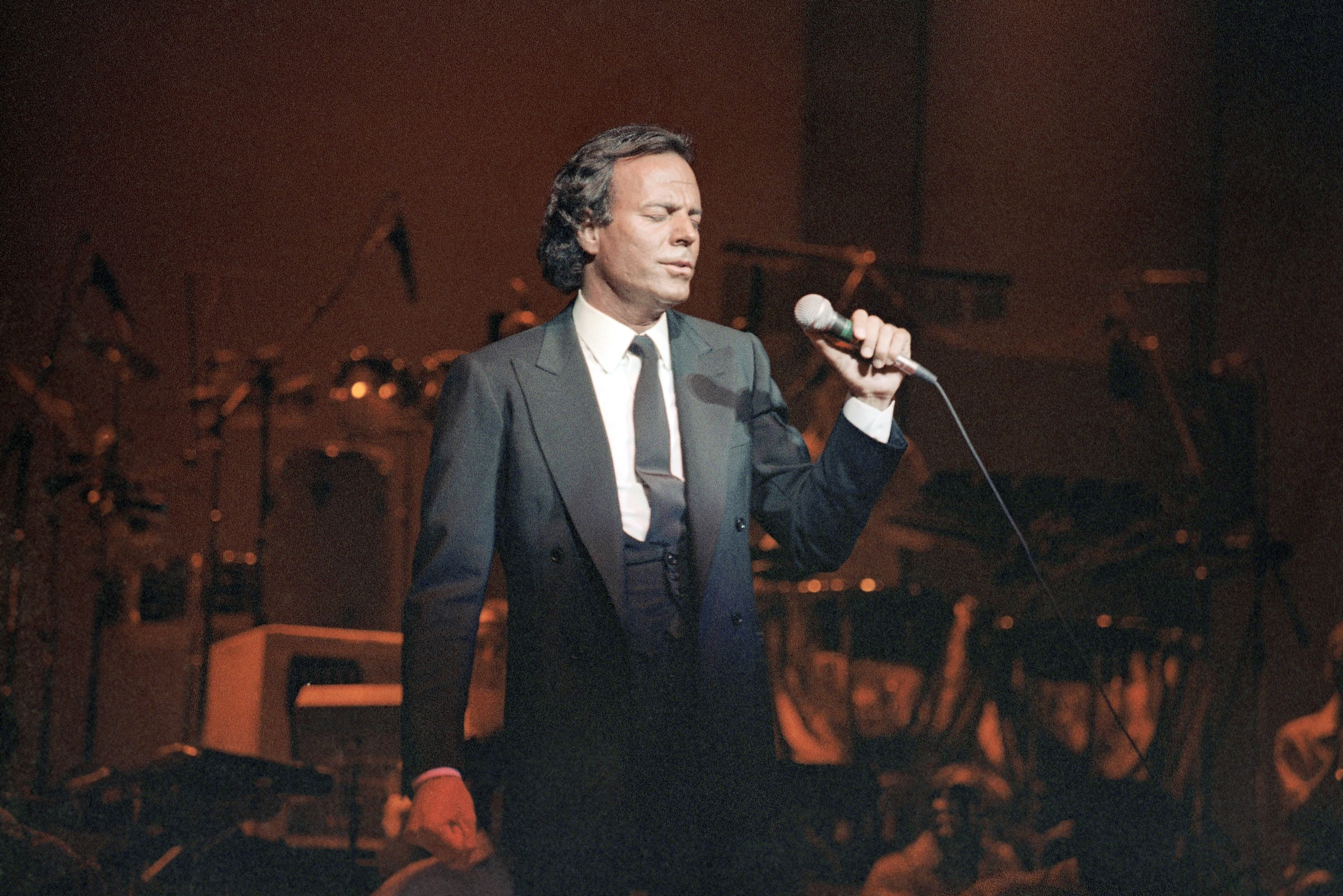 Julio Iglesias, durante una actuacin en el Radio City Music Hall de New York, en 1984.