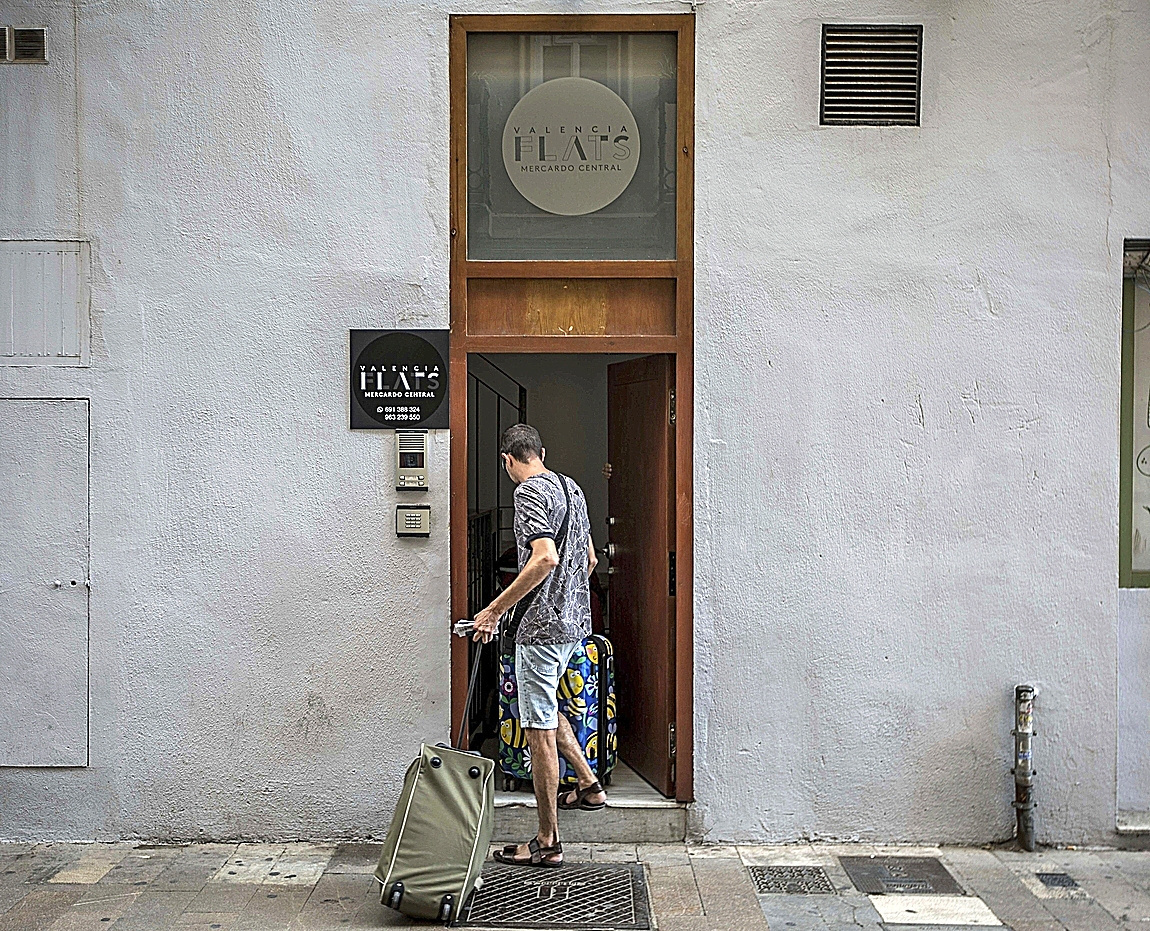 Un turista entra en uno de los apartamentos tursticos de Valencia.