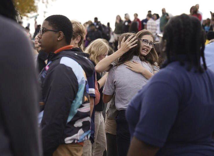 Los estudiantes se abrazan y lloran tras el tiroteo.
