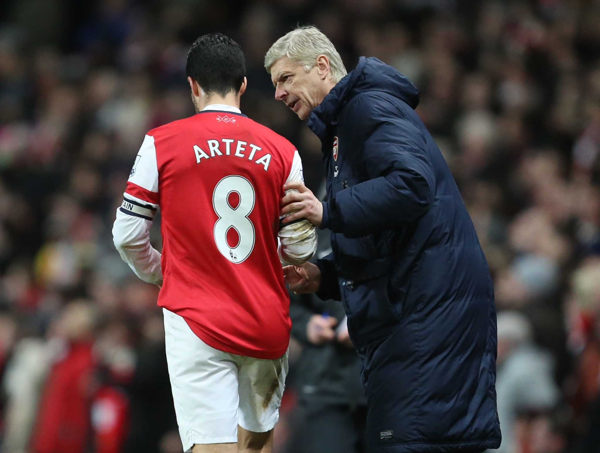 Mikel Artera recibe instrucciones de Arsène Wenger como jugador del Arsenal.